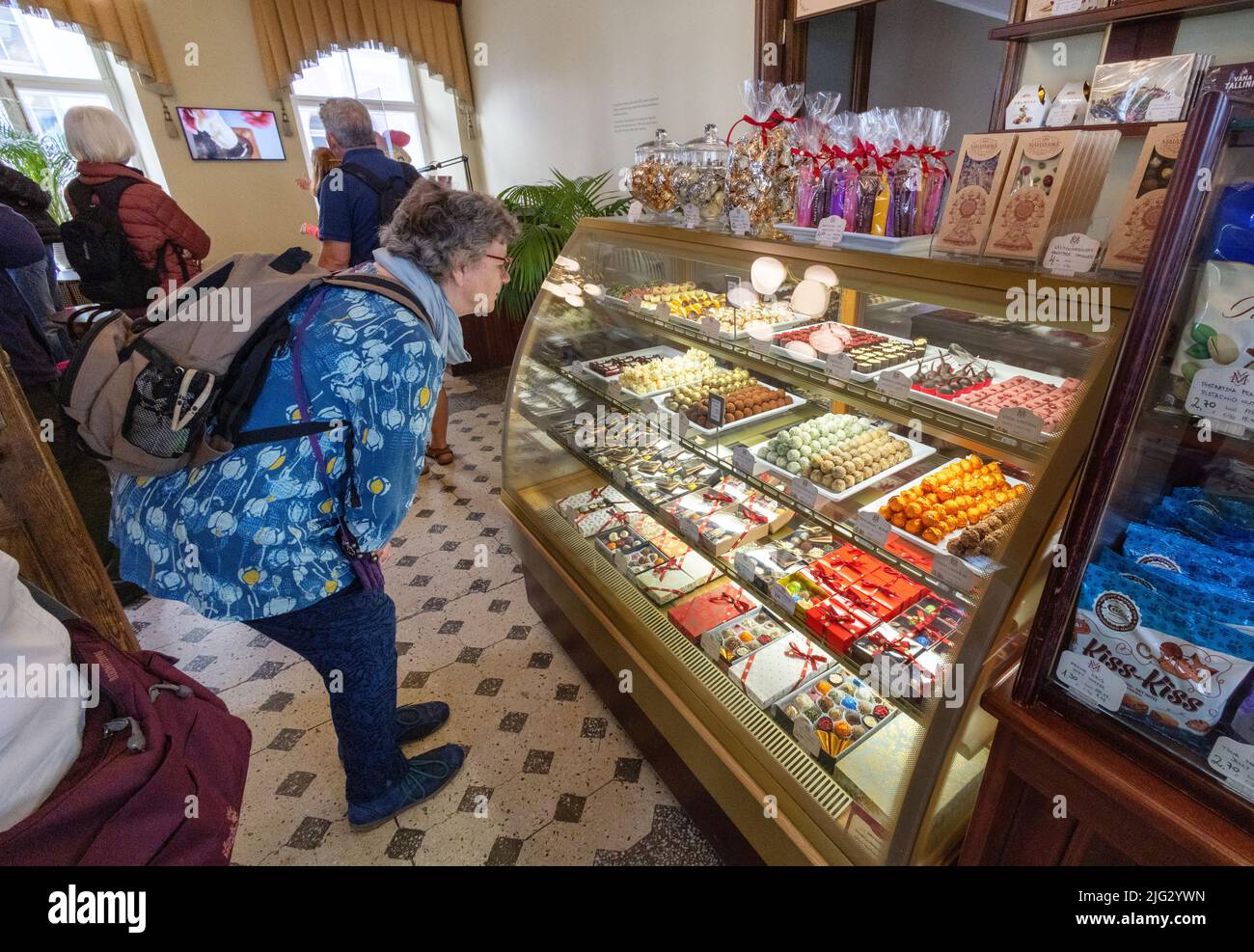 Estonia Tourist; eine Frau, die Süßigkeiten, Schokolade und Marzipan-Süßigkeiten einkauft, Cafe Maiasmokk interior, Tallinns Altstadt, Tallinn Estland Stockfoto