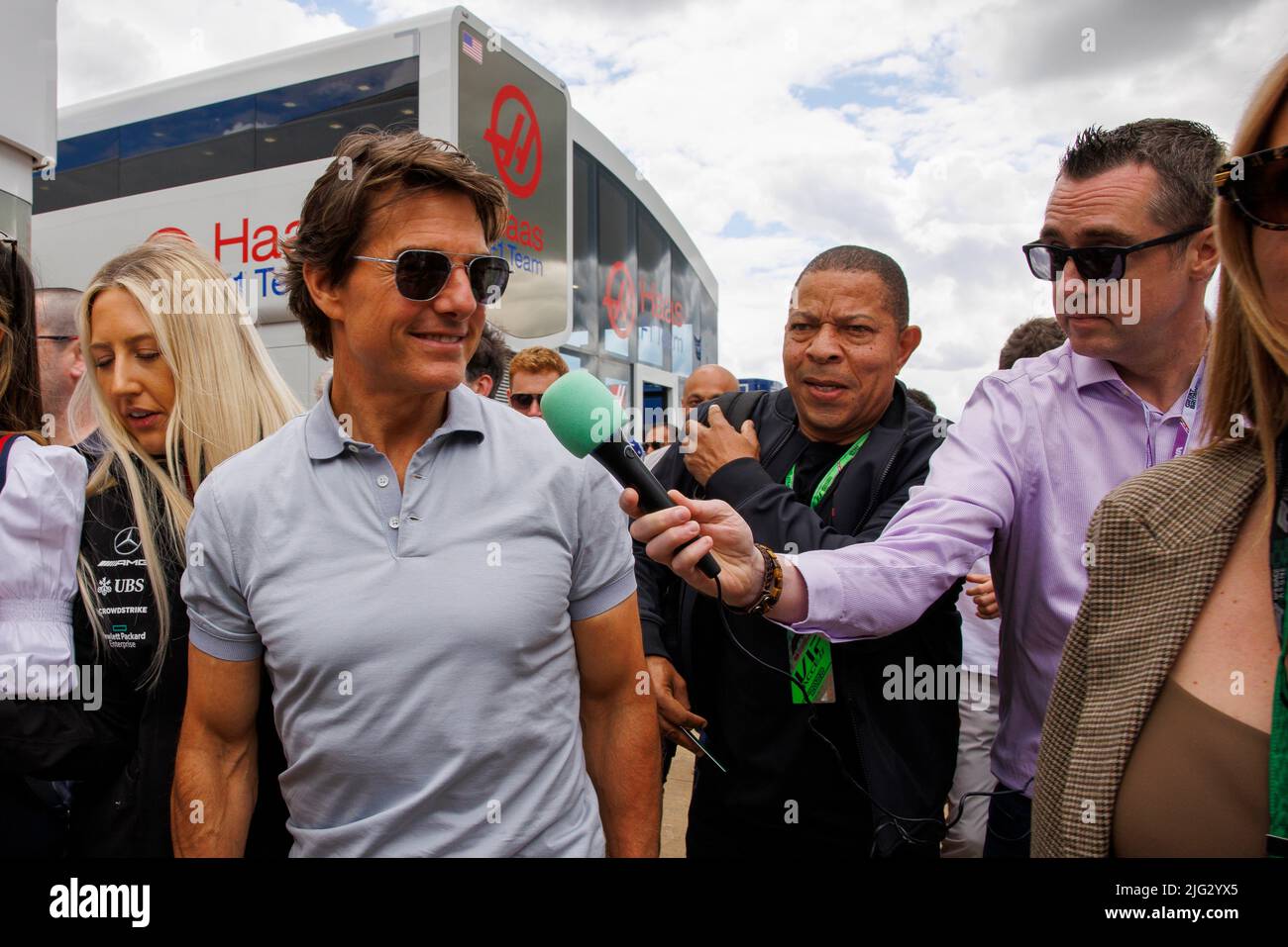 Tom Cruise geht vor dem Grand Prix von Großbritannien 2022 F1 durch das Fahrerlager in Silverstone Stockfoto