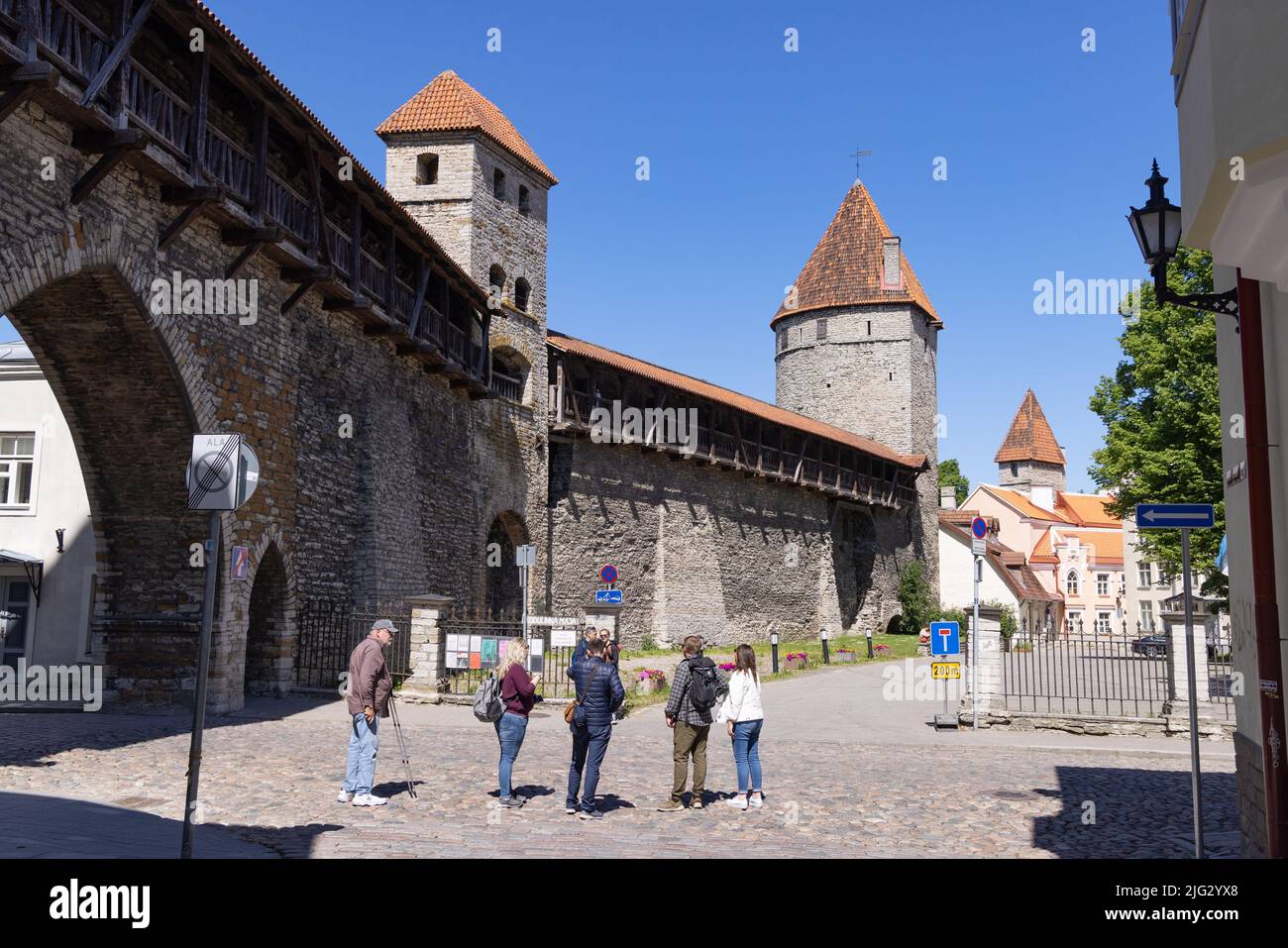 Menschen an der Stadtmauer von Tallinn, einem Teil der mittelalterlichen Befestigungsanlagen aus dem 14.. Jahrhundert, darunter der Nonnen-Turm, die Altstadt von Tallinn, Tallinn Estland Stockfoto