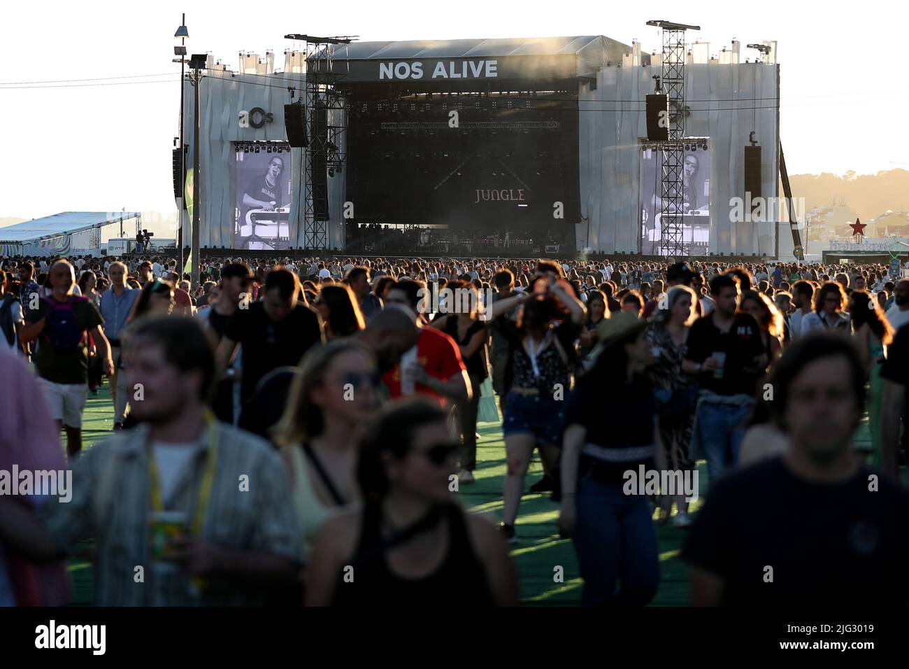 6. Juli 2022, Lissabon, Portugal: Festivalbesucher besuchen am 6. Juli 2022 den ersten Tag des Musikfestivals NOS Alive 2022 in Lissabon, Portugal. Das NOS Alive Musikfestival läuft vom 6. Bis 9 2022. Juli mit The Strokes, Florence + The Machine, Metallica und Imagine Dragons als Headliner. (Bild: © Pedro Fiuza/ZUMA Press Wire) Stockfoto