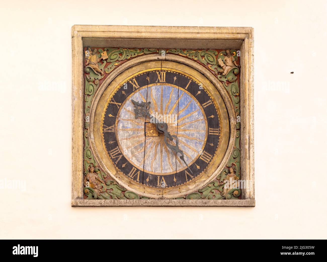 15. Jahrhundert mittelalterliche alte Uhr mit Schnitzwerk aus dem Jahr 1400s, an der Wand der Kirche des Heiligen Geistes, Tallinn Altstadt, Tallinn Estland Europa Stockfoto