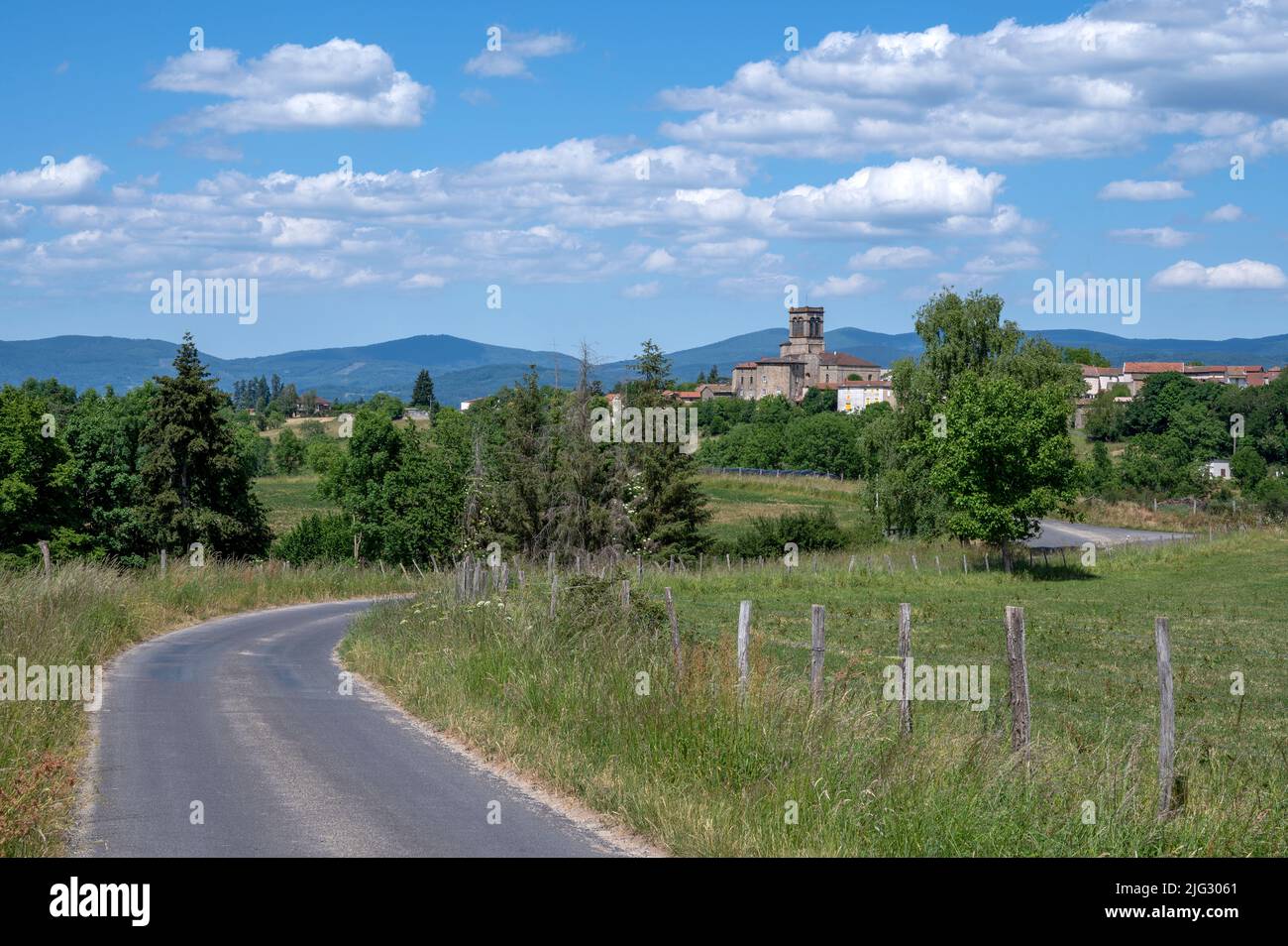 Straße in der ländlichen Frühlingslandschaft im Département Puy-de-Dome in der Region Massif-Central in Frankreich rund um das Dorf Augerolles Stockfoto