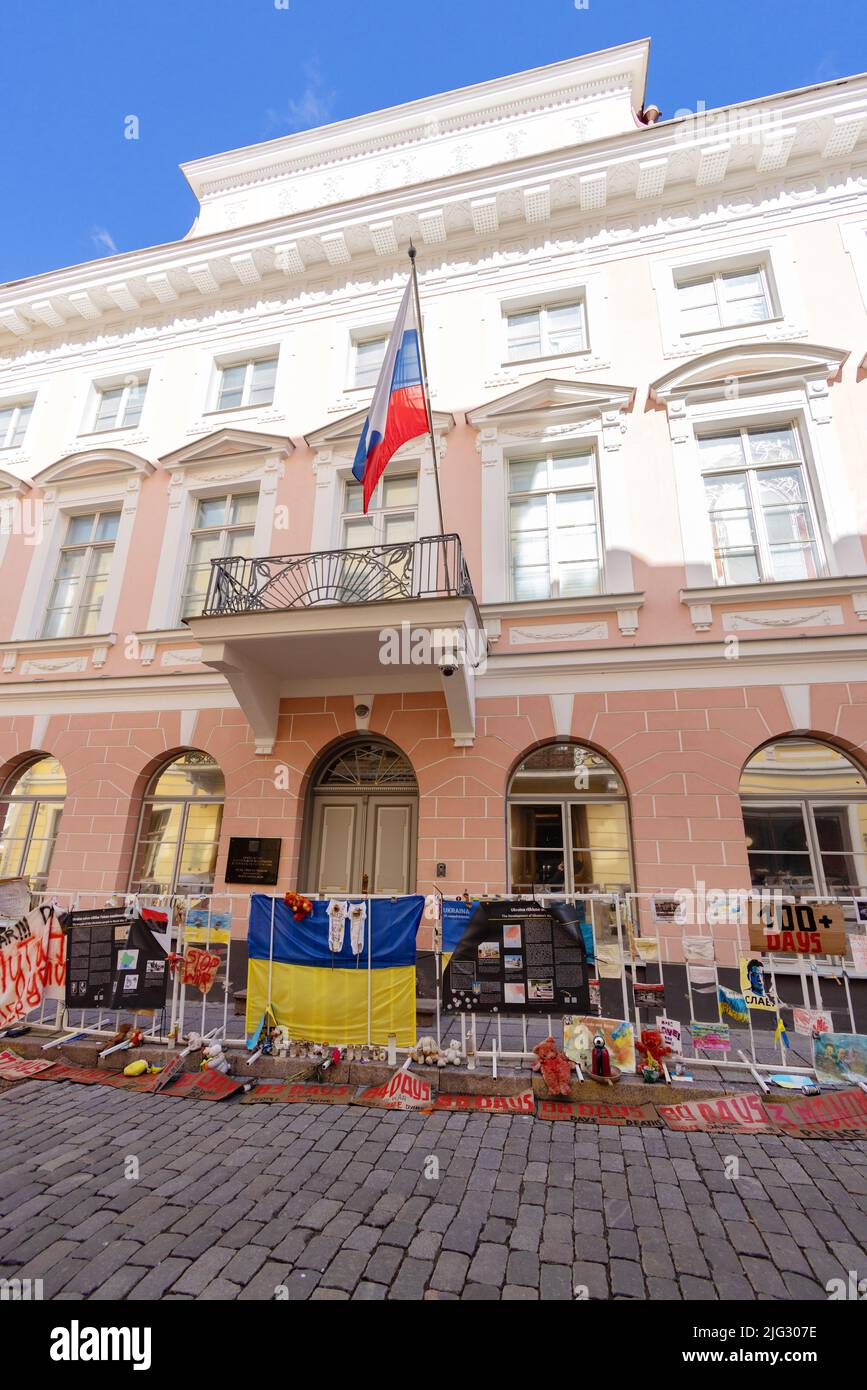 Außengebäude der russischen Botschaft in Tallinn, Estland, mit Protesten gegen den Russland-Ukraine-Krieg. Estland ist ein NATO-Mitgliedsland. Estland Europa Stockfoto