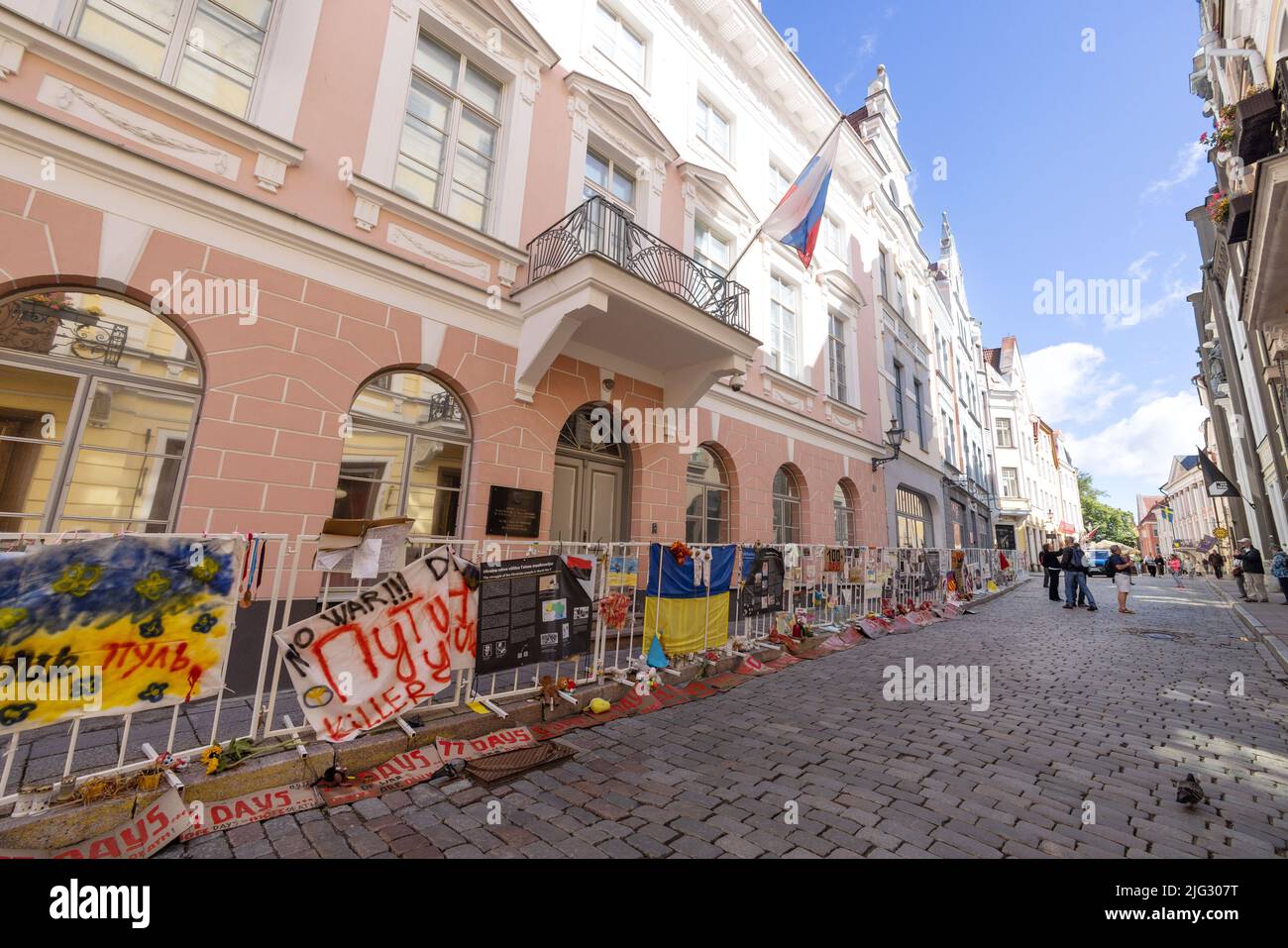 Außengebäude der russischen Botschaft in Tallinn, Estland, mit Protesten gegen den Russland-Ukraine-Krieg. Estland ist ein NATO-Mitgliedsland. Estland Europa Stockfoto
