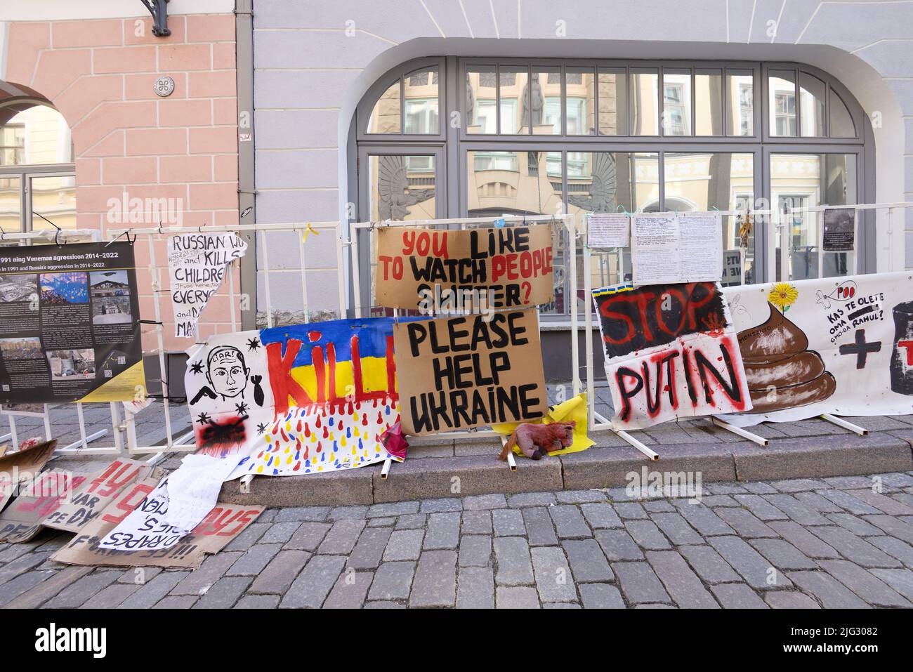 Außengebäude der russischen Botschaft in Tallinn, Estland, mit Protesten gegen den Russland-Ukraine-Krieg. Estland ist ein NATO-Mitgliedsland. Estland Europa Stockfoto