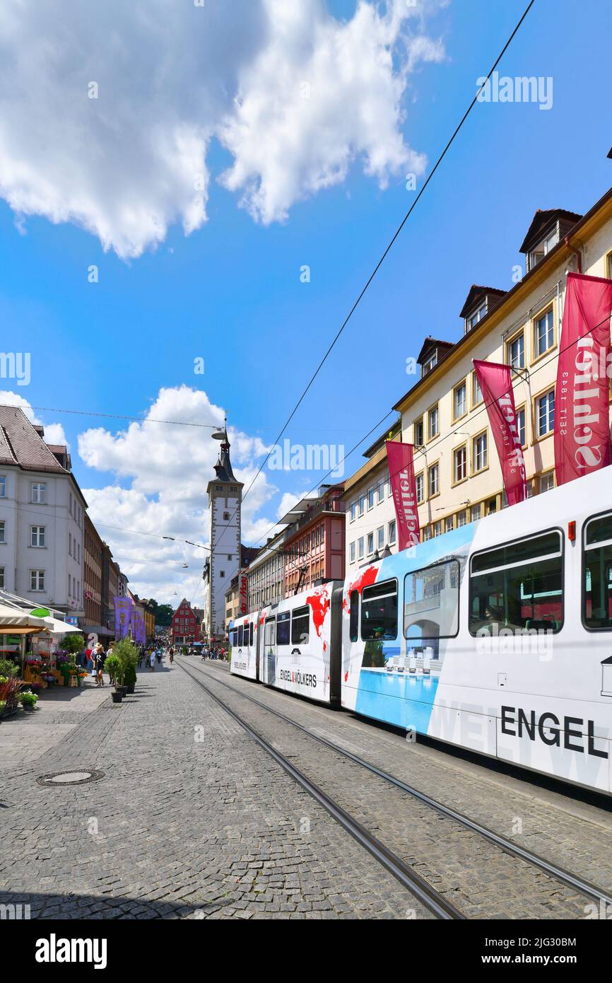 Würzburg, Deutschland - Juni 2022: Seilbahn, die durch den Baumkastel der Domstraße in der Altstadt fährt Stockfoto