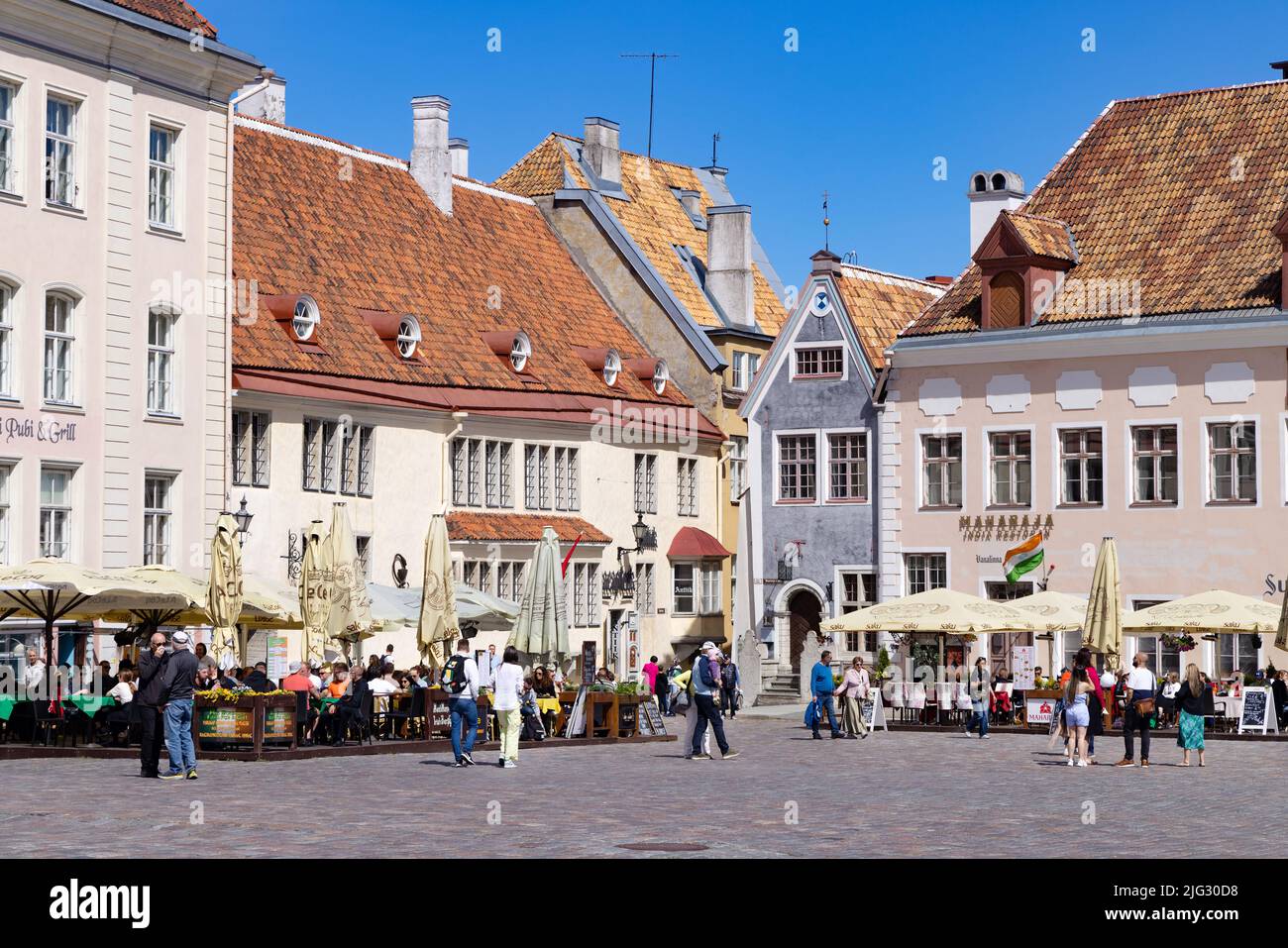 Tallinns Tourismus; mittelalterliche Gebäude Altstädter Ring von Tallinn oder Rathausplatz von Tallinn im Sommer, Tallinn Estland Europa Stockfoto