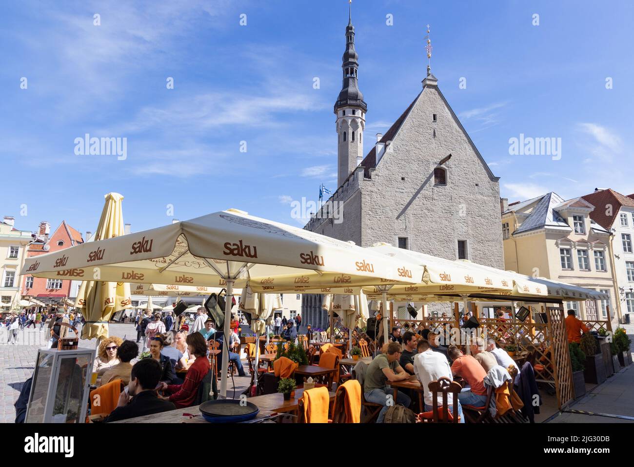 Altstadt von Tallinn; Menschen, die in einem Restaurant auf dem Rathausplatz von Tallinn, im mittelalterlichen Stadtzentrum von Tallinn, Estland, Europa essen; Stockfoto
