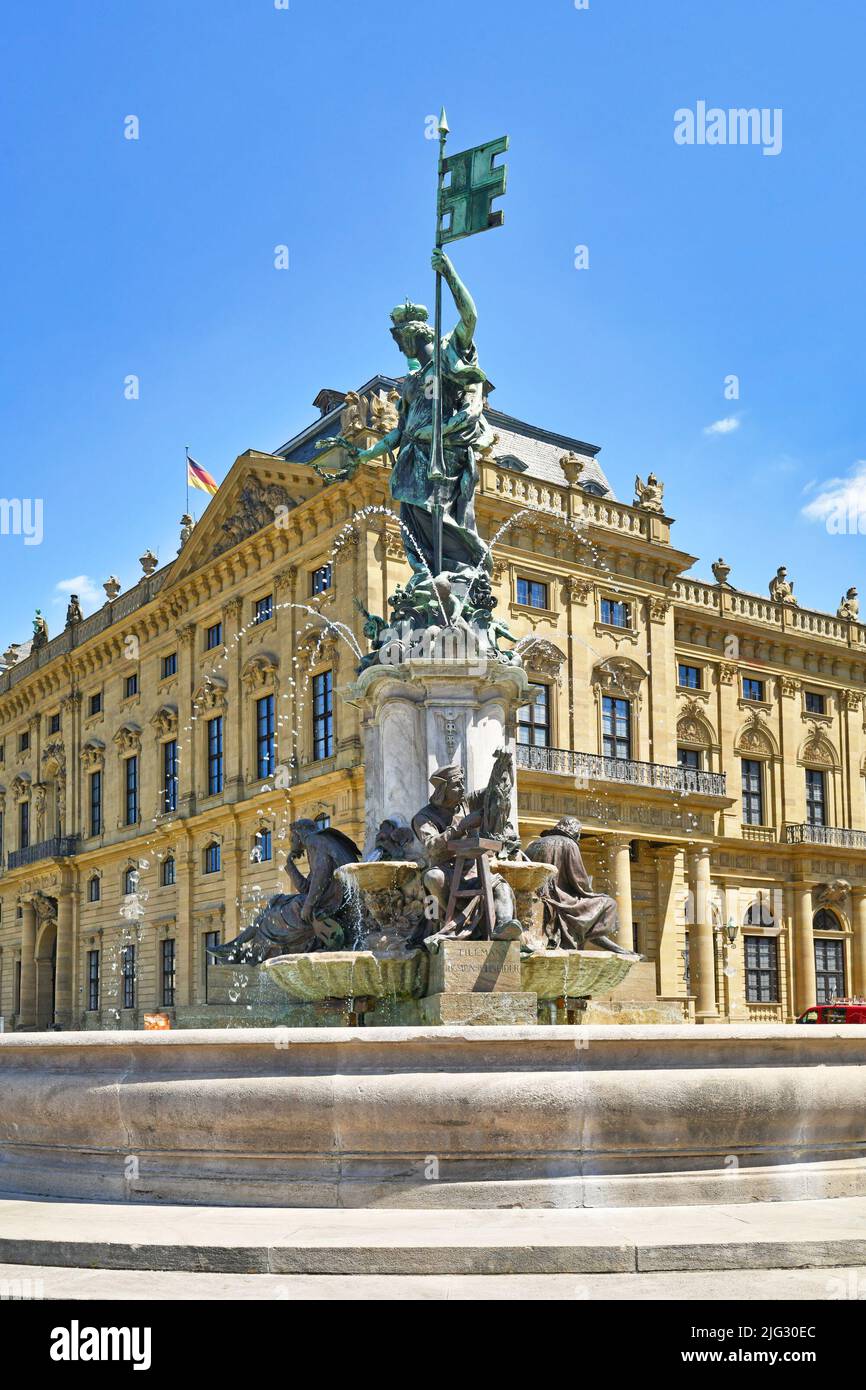 Würzburg, Deutschland - Juli 2022: Monumentaler Brunnen mit dem Namen 'Frankoniabrunnen' vor dem Schloss 'Würzburger Residenz' Stockfoto