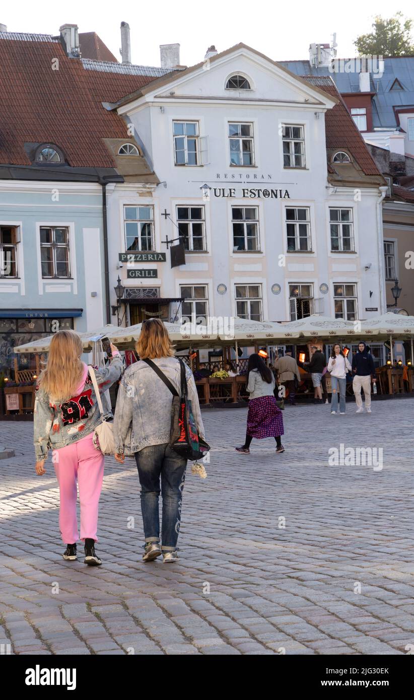 Estland Reise; zwei Frauen im Urlaub - Tallinn Touristen in Tallinn Altstadt Platz am Abend, Tallinn Estland Europa Stockfoto