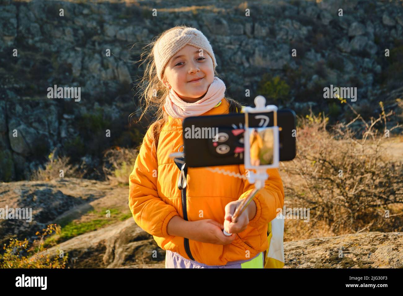 Kind-Vlogger filmt täglich Videotagebuch im Freien. Kind erstellt Social-Media-Inhalte. Stockfoto