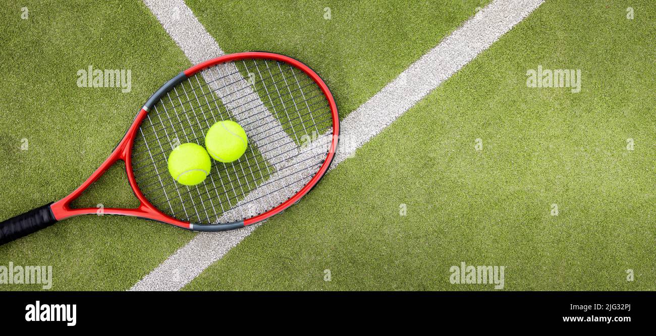 Tennisbälle und Schläger auf grünem Kunstrasen Court Hintergrund. Draufsicht mit Kopierraum Stockfoto