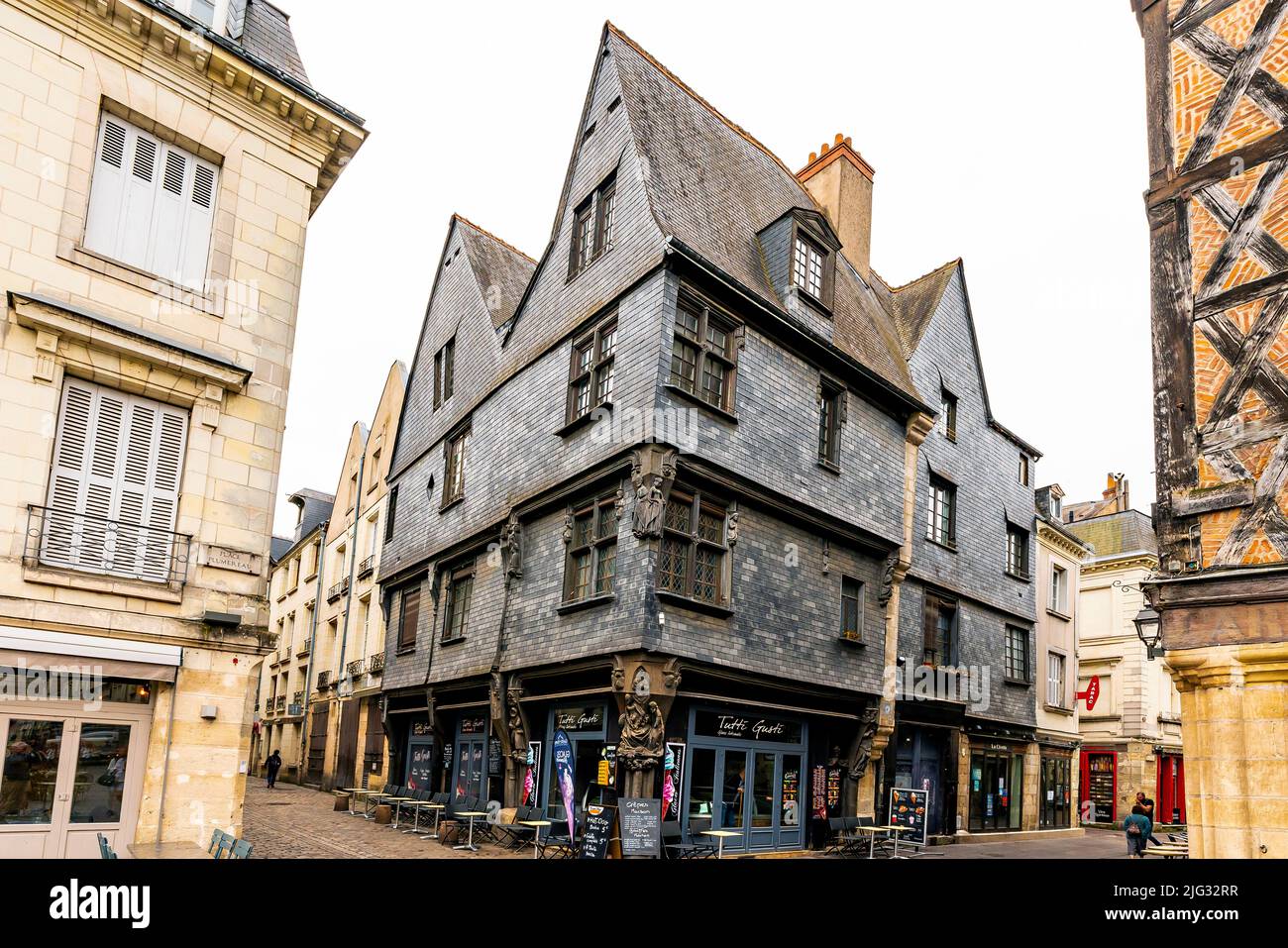 Traditionelle Fachwerkhäuser in der Rue du Change/Plum Square (Place Plumereau) 2 sind zwei alte Fachwerkhäuser in der Stadt o Stockfoto