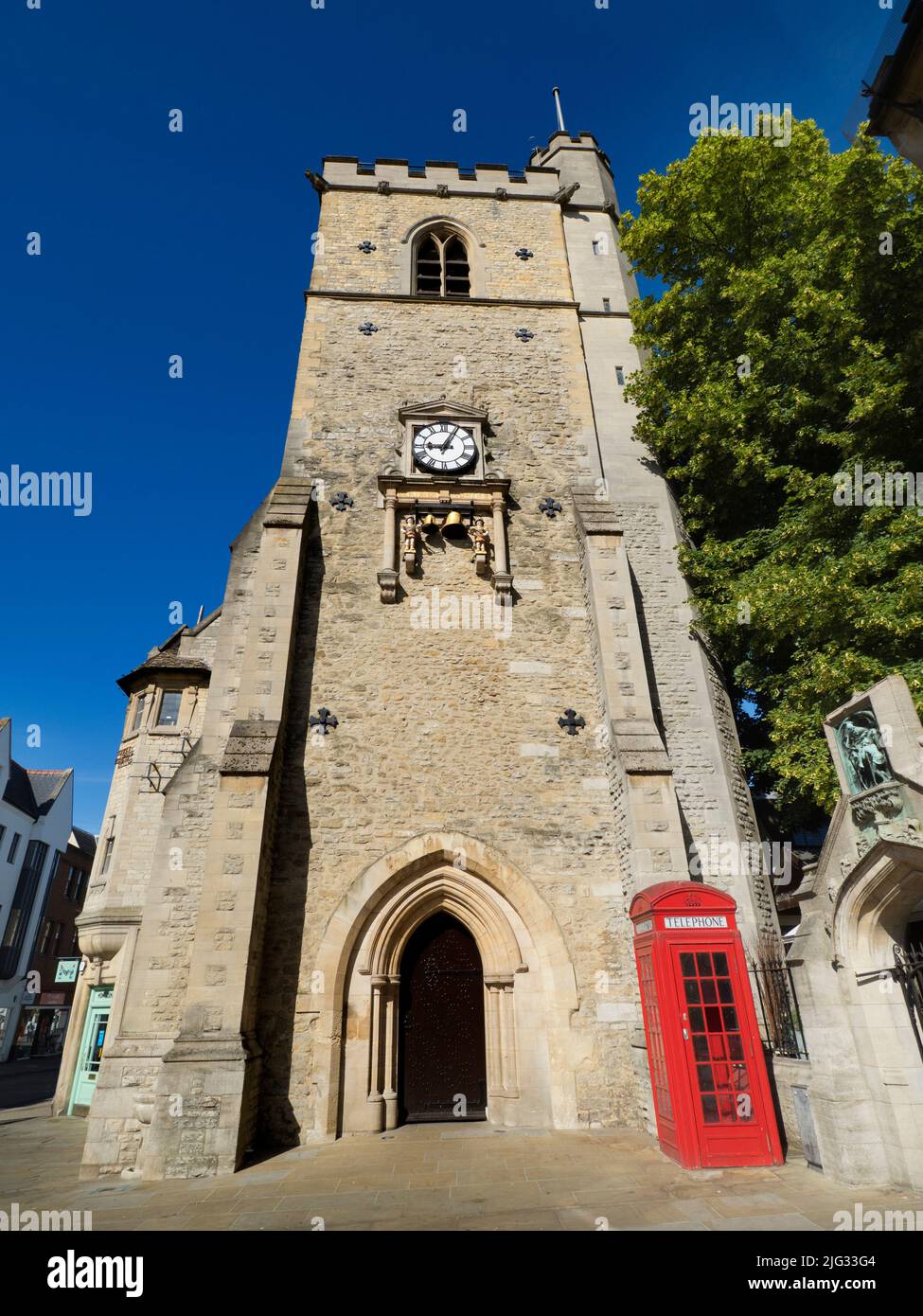Carfax Tower, der letzte verbleibende Teil einer mittelalterlichen Kirche aus dem 12th. Jahrhundert, steht im Zentrum von Oxford, an der Kreuzung der George Street, der High Street Stockfoto