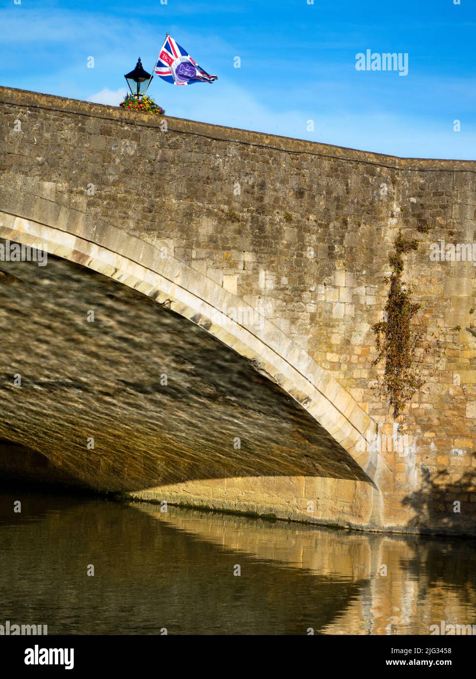 Abingdon behauptet, die älteste Stadt in England zu sein. Dies ist die berühmte mittelalterliche Steinbrücke. Es wurde 1416 begonnen und 1422 unter Verwendung von lokalem li fertiggestellt Stockfoto