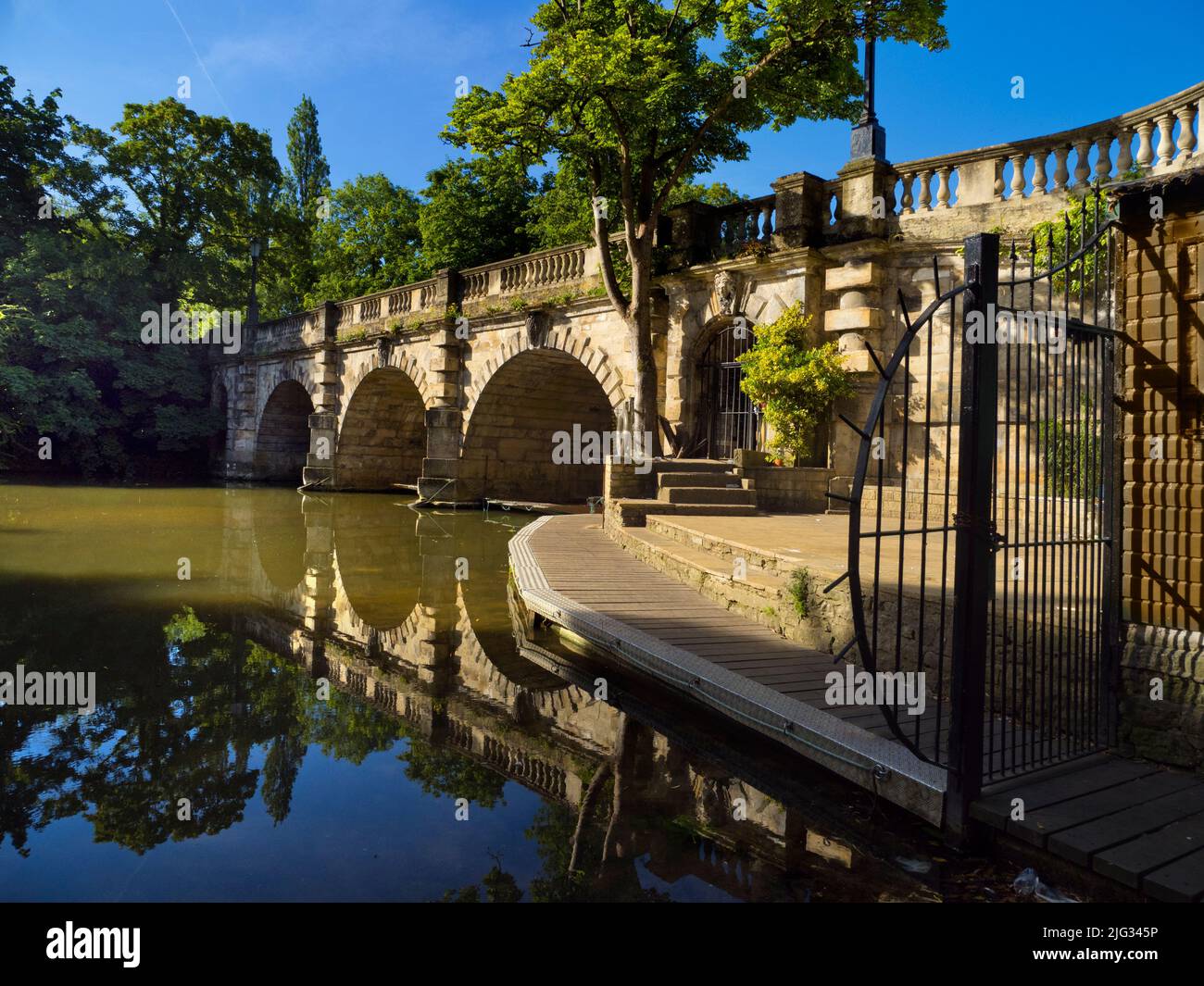 Eine ruhige Szene an der Magdalenbrücke über den Fluss Cherwell in Oxford, England. Dies ist ein berühmter Ort für Wetten und Bootstouren, der normalerweise überfüllt ist Stockfoto