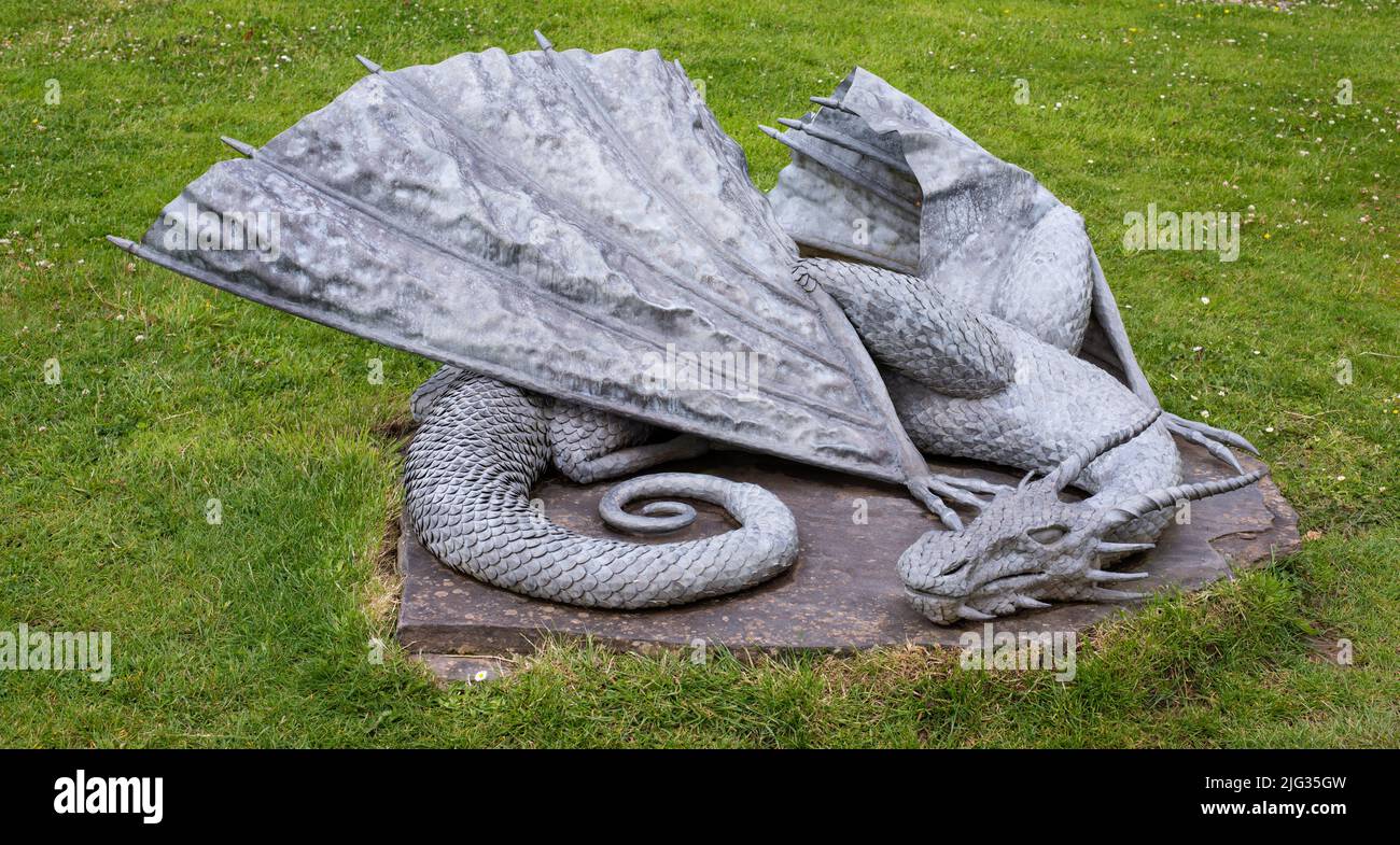Das Foto wurde im Juli 2022 im National Botanic Garden Wales aufgenommen und zeigt den skulpturalen Drachen. Stockfoto