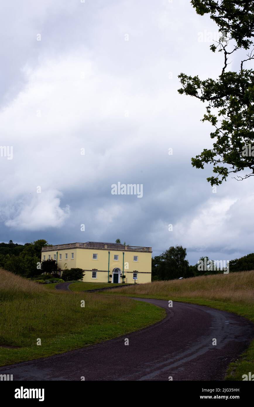 Das Foto wurde im Juli 2022 im National Botanic Garden Wales aufgenommen und zeigt Ty Melyn oder das Gelbe Haus. Stockfoto