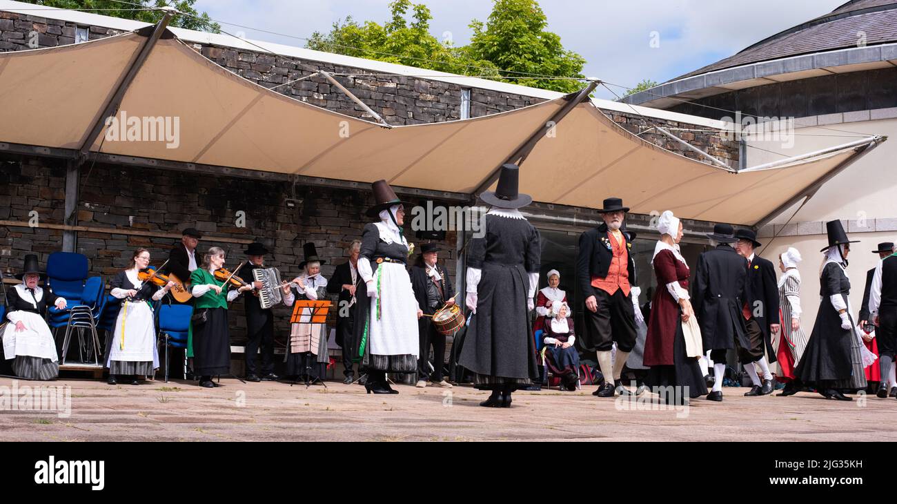 Foto aufgenommen im National Botanic Garden Wales im Juli 2022 mit walisischem Volkstanz und Bandorchester. Stockfoto