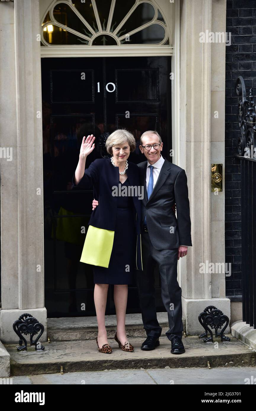 Datei-Foto vom 13/07/16 von Premierministerin Theresa May und ihrem Mann Philip John vor der Downing Street 10, London, nachdem sie Königin Elizabeth II. Traf und ihre Einladung angenommen hatte, Premierministerin zu werden und eine neue Regierung zu bilden. Boris Johnson hat jetzt sechs Premierminister mit der kürzesten Amtszeit seit 1900 überholt: Andrew Bonar Law (211 Tage in 1922-23), Alec Douglas-Home (364 Tage in 1963-64), Anthony Eden (644 Tage in 1955-57), Henry Campbell-Bannerman (852 Tage in 1905-08), Gordon Brown (1.049 Tage in 2007-10) und Neville Chamberlain (1.078 Tage in 1937-40). Ausgabedatum: Donnerstag Stockfoto