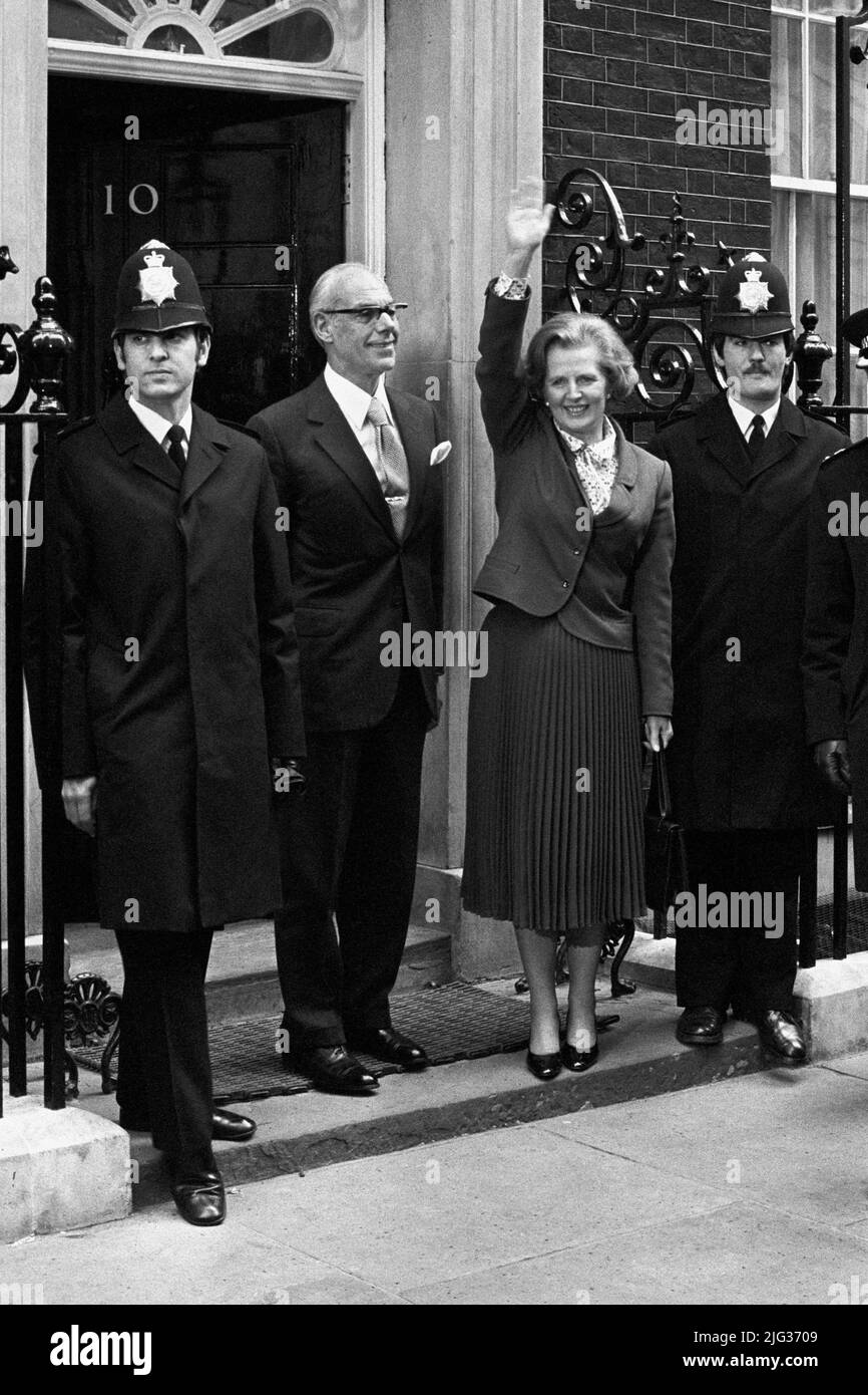 Aktenfoto vom 04/05/79 von Margaret Thatcher, die mit ihrem Mann Denis Thatcher zum ersten Mal als Premierministerin in der Downing Street Nr. 10 eintraf. Boris Johnson hat jetzt sechs Premierminister mit der kürzesten Amtszeit seit 1900 überholt: Andrew Bonar Law (211 Tage in 1922-23), Alec Douglas-Home (364 Tage in 1963-64), Anthony Eden (644 Tage in 1955-57), Henry Campbell-Bannerman (852 Tage in 1905-08), Gordon Brown (1.049 Tage in 2007-10) und Neville Chamberlain (1.078 Tage in 1937-40). Ausgabedatum: Donnerstag, 7. Juli 2022. Stockfoto