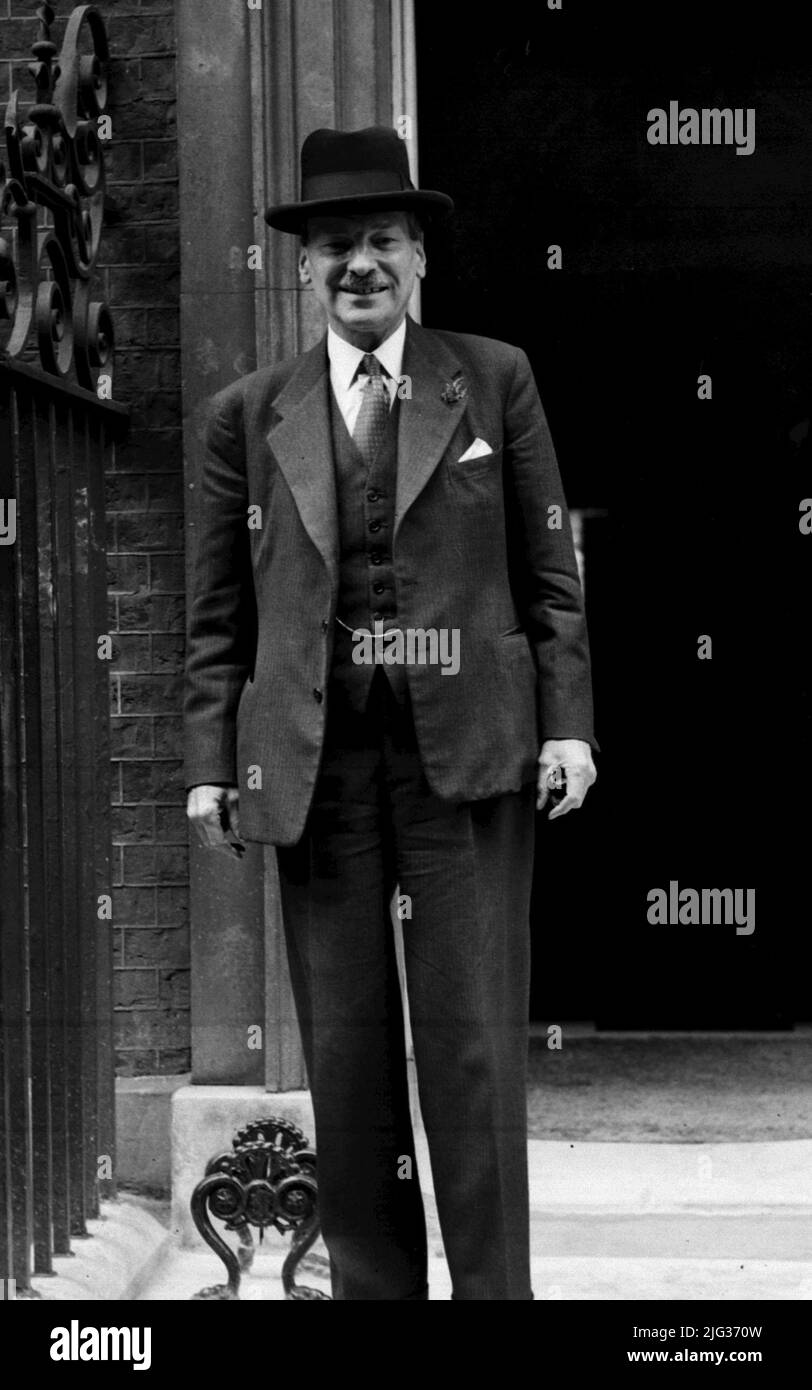 Aktenfoto vom Premierminister Clement Attlee, der die Downing Street 10, London, auf dem Weg zum Unterhaus verlässt. Boris Johnson hat jetzt sechs Premierminister mit der kürzesten Amtszeit seit 1900 überholt: Andrew Bonar Law (211 Tage in 1922-23), Alec Douglas-Home (364 Tage in 1963-64), Anthony Eden (644 Tage in 1955-57), Henry Campbell-Bannerman (852 Tage in 1905-08), Gordon Brown (1.049 Tage in 2007-10) und Neville Chamberlain (1.078 Tage in 1937-40). Ausgabedatum: Donnerstag, 7. Juli 2022. Stockfoto