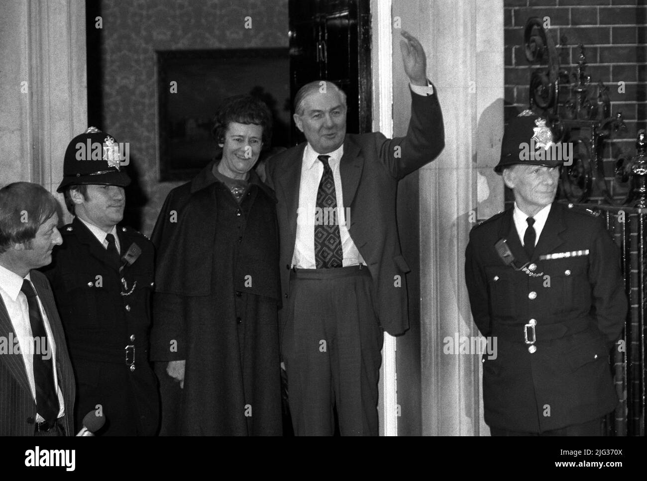 Foto der Akte vom 05/04/76 von James Callaghan nach seiner Audienz mit der Queen im Buckingham Palace, zusammen mit seiner Frau Audrey, die zum ersten Mal als neu ernannter Premierminister der Nation vor der Haustür der Nr.10 Downing Street winkte. Boris Johnson hat jetzt sechs Premierminister mit der kürzesten Amtszeit seit 1900 überholt: Andrew Bonar Law (211 Tage in 1922-23), Alec Douglas-Home (364 Tage in 1963-64), Anthony Eden (644 Tage in 1955-57), Henry Campbell-Bannerman (852 Tage in 1905-08), Gordon Brown (1.049 Tage in 2007-10) und Neville Chamberlain (1.078 Tage in 1937-40). Iss Stockfoto