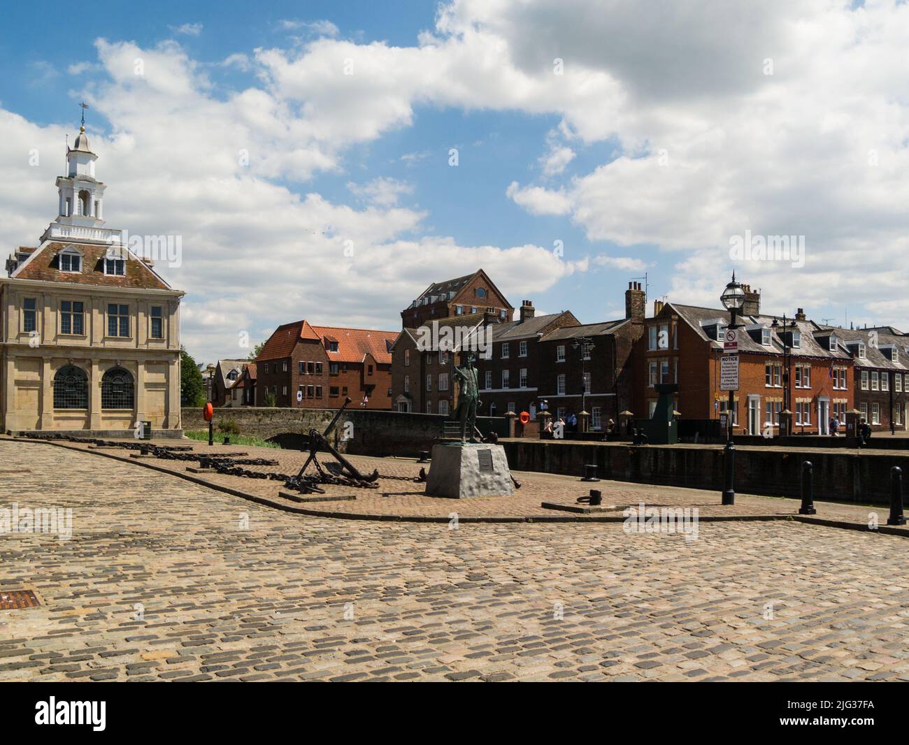 Ikonisches Custom House aus dem 17.. Jahrhundert mit Blick auf den mittelalterlichen Hafen der Stadt, Purfleet Quay und Staithe Square, Norfolk England, Großbritannien Stockfoto