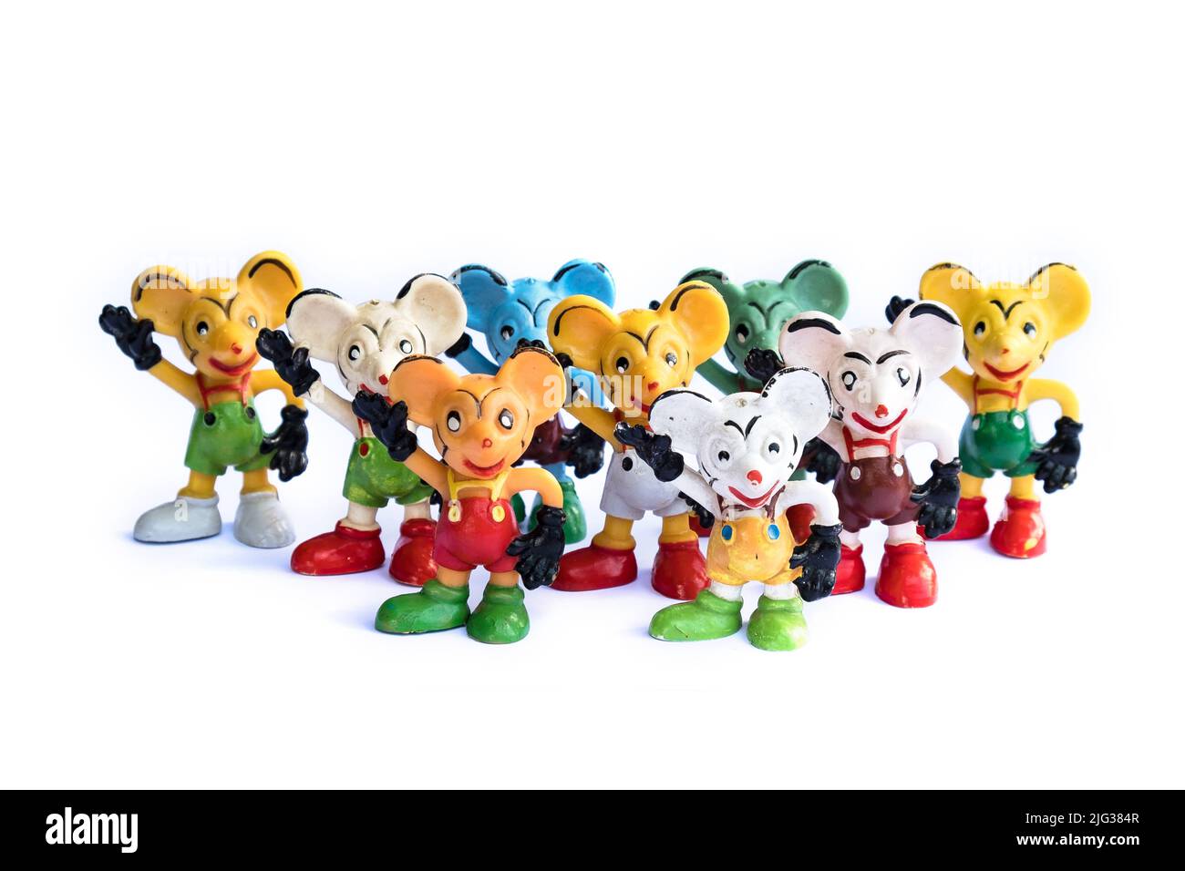 DDR-Version von Mickey Mouse. Altes Maus-Gummispielzeug ohne Marke. Bunte Retro-Mäusefiguren. Beliebtes sowjetisches Vintage-Spielzeug aus den Jahren 70s & 80s. Stockfoto