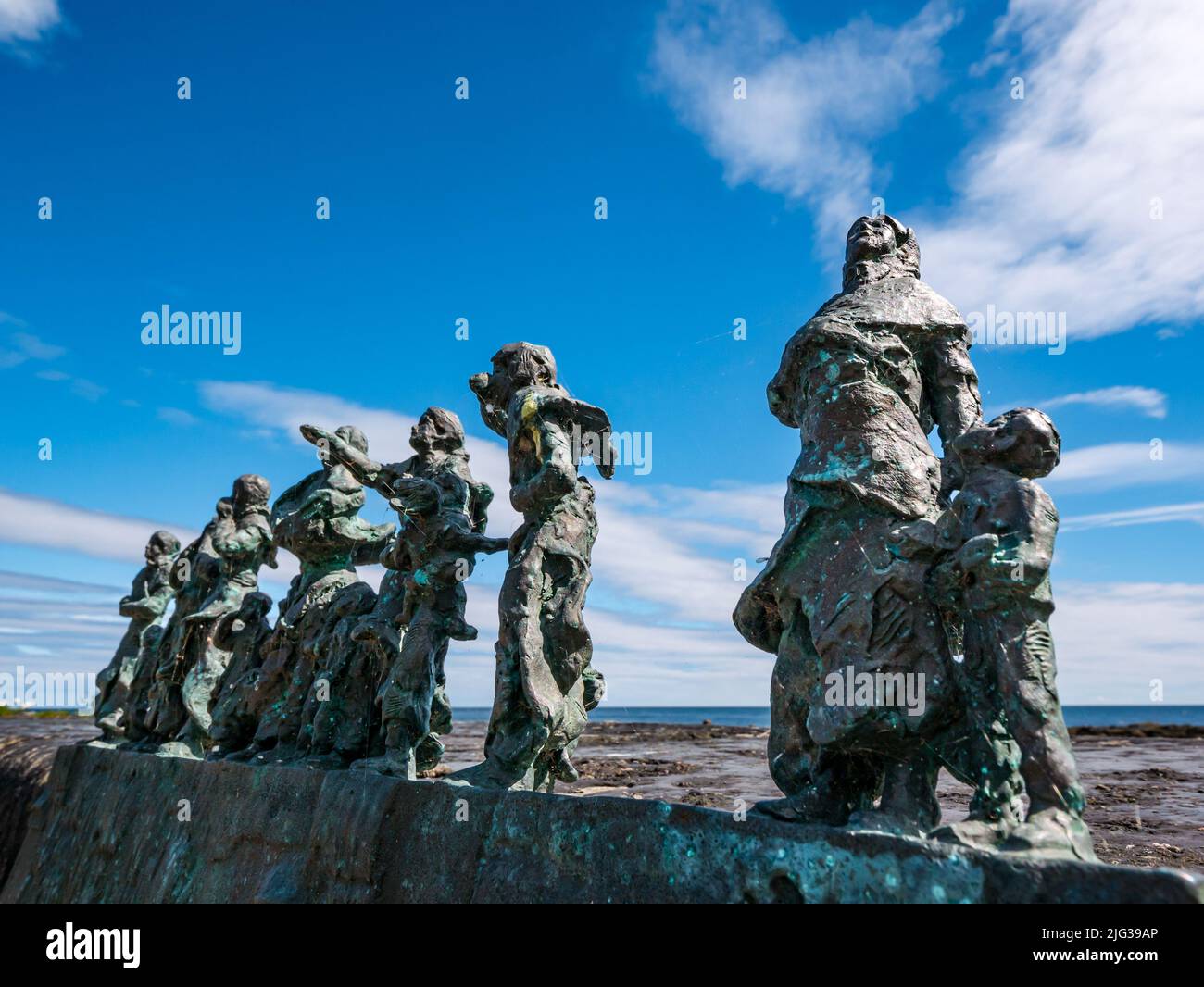 Gedenkstatue zur Katastrophe des Fischfangs mit Miniaturfiguren von Witwen und Kindern von Jill Watson, Burnmouth, Berwickshire, Schottland, Großbritannien Stockfoto
