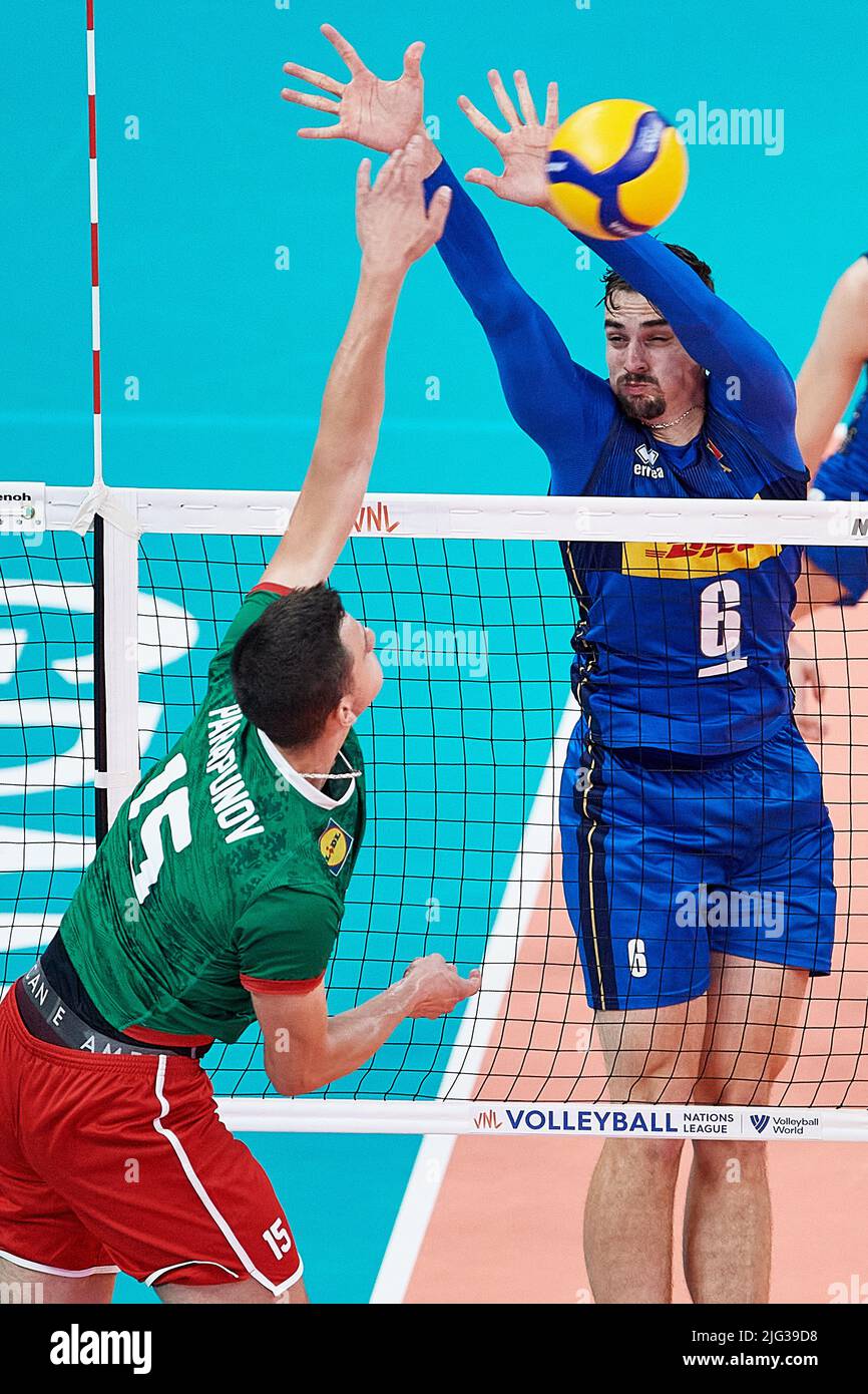 Radoslav Parapunov (L) aus Bulgarien im Kampf gegen Simone Giannelli (R) aus Italien beim Spiel der FIVB Volleyball Nations League 2022 zwischen Bulgarien und Italien in Danzig, Polen, 05. Juli 2022. Stockfoto