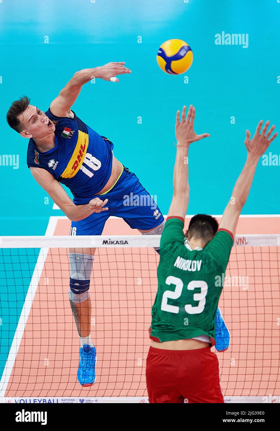 Aleksandar Nikolov (vorne) aus Bulgarien im Kampf gegen Juri Romano (hinten) aus Italien beim Spiel der FIVB Volleyball Nations League 2022 zwischen Bulgarien und Italien in Danzig, Polen, am 05. Juli 2022. Stockfoto