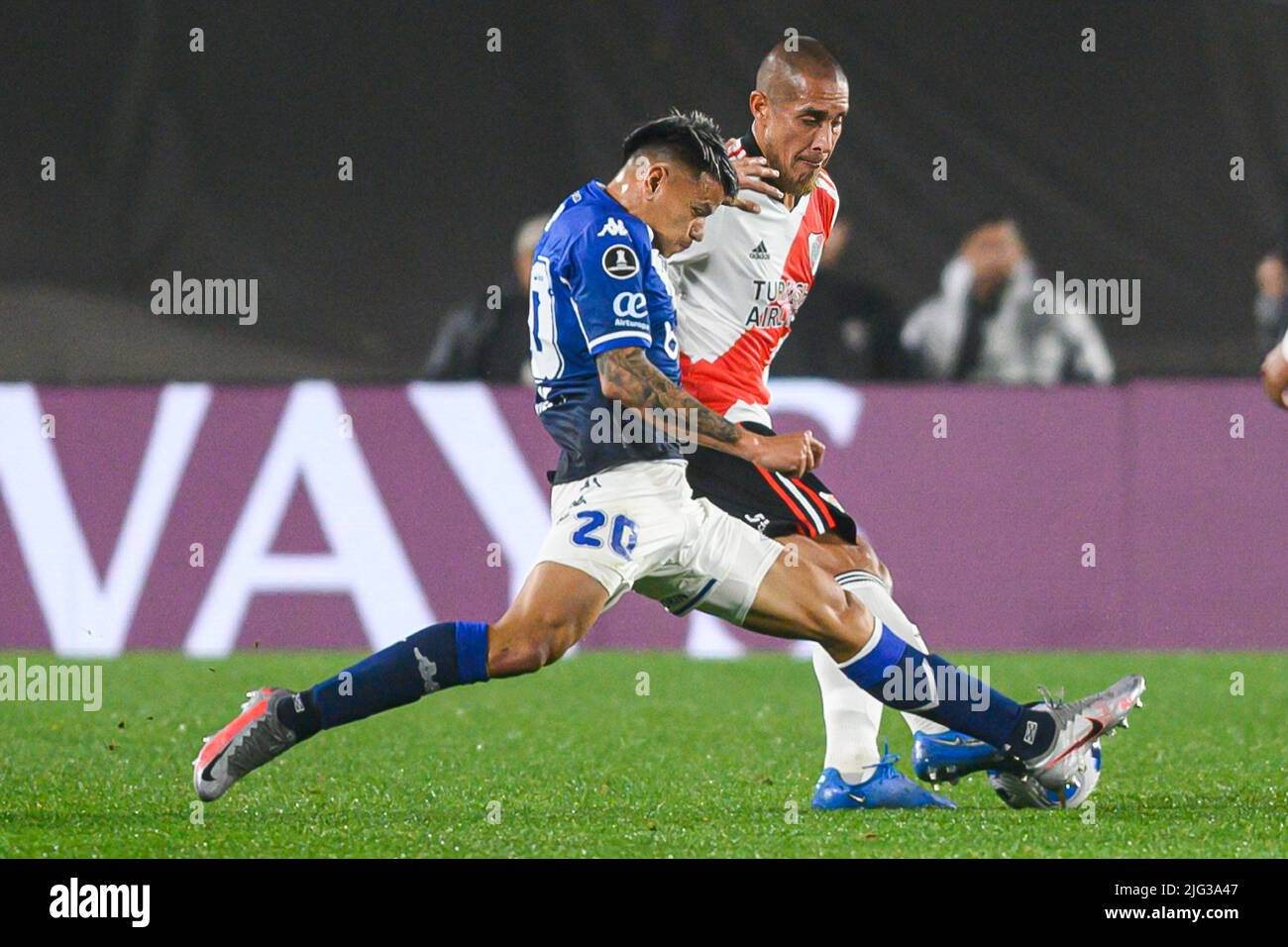 Buenos Aires, Argentinien. 06.. Juli 2022. Jonatan Maidana (R) von River Plate und Walter Bou (L) von Velez in Aktion während der Copa Libertadores Runde von sechzehn Sekunden-Spiel zwischen Velez und River Plate 2022 im Estadio Monumental Antonio Vespucio Liberti. Endergebnis; River Plate 0:0 Velez Sarsfield. Velez gewann die Serie. (Foto: Manuel Cortina/SOPA Images/Sipa USA) Quelle: SIPA USA/Alamy Live News Stockfoto