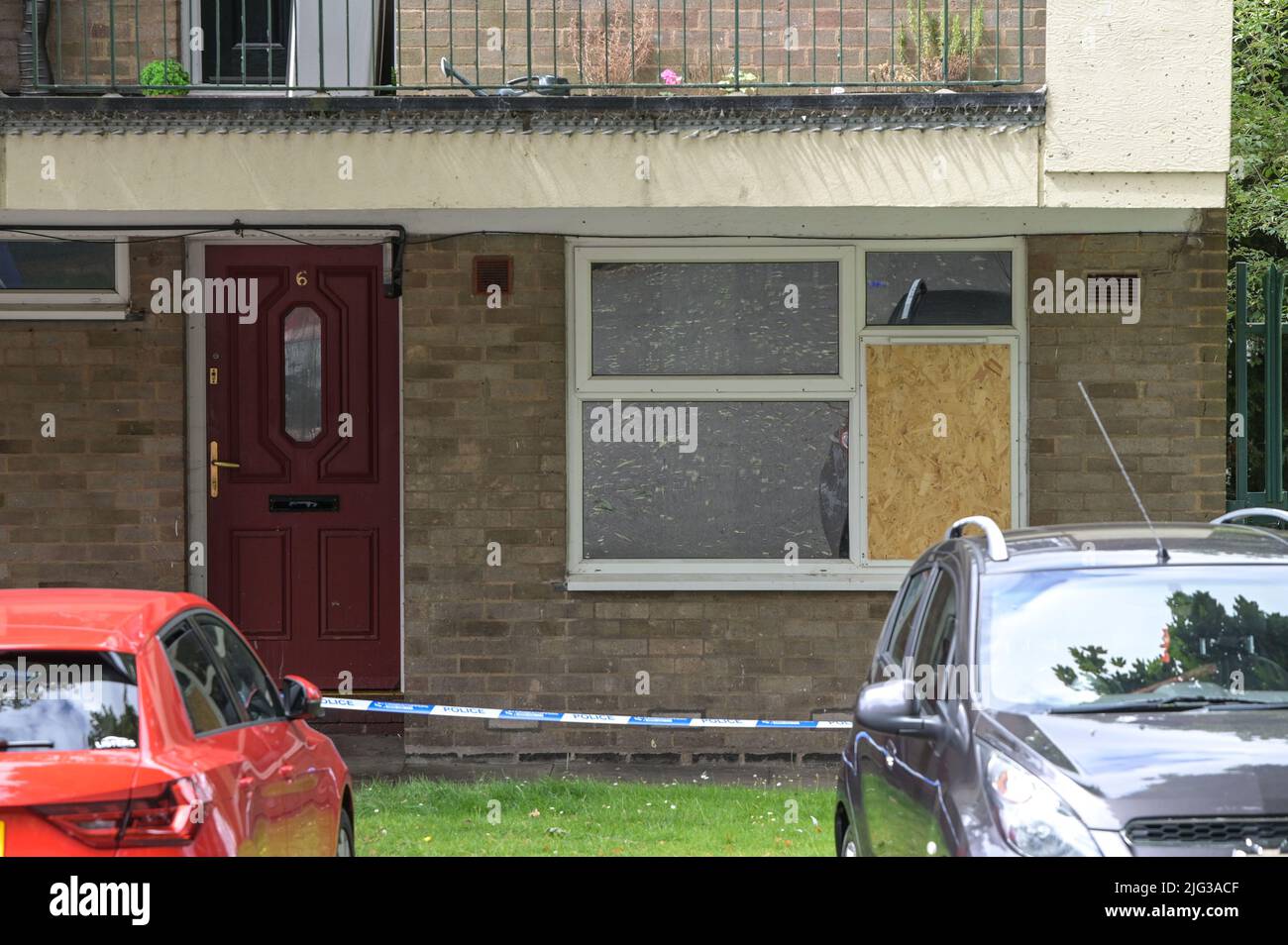 Millthorpe Close, Ward End, Birmingham, England, 7. Juli 2022. Die Polizei von West Midlands hat Wohnungen in Millthorpe Close, Birmingham, nach einem Vorfall abgesperrt. Detectives wurden beobachtet, wie sie Tür zu Tür Anfragen machten, während ein blauer ford EcoSport unter einem Polizeizelt geparkt wurde. PIC by Credit: Stop Press Media/Alamy Live News Stockfoto