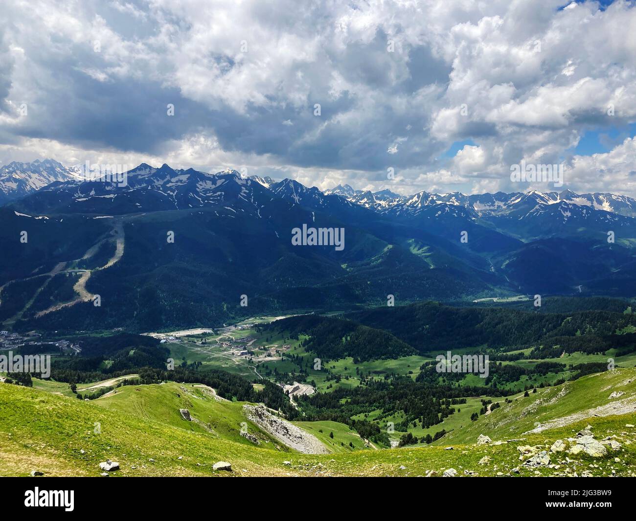 Blick auf die schneebedeckten Gipfel der Berge Stockfoto