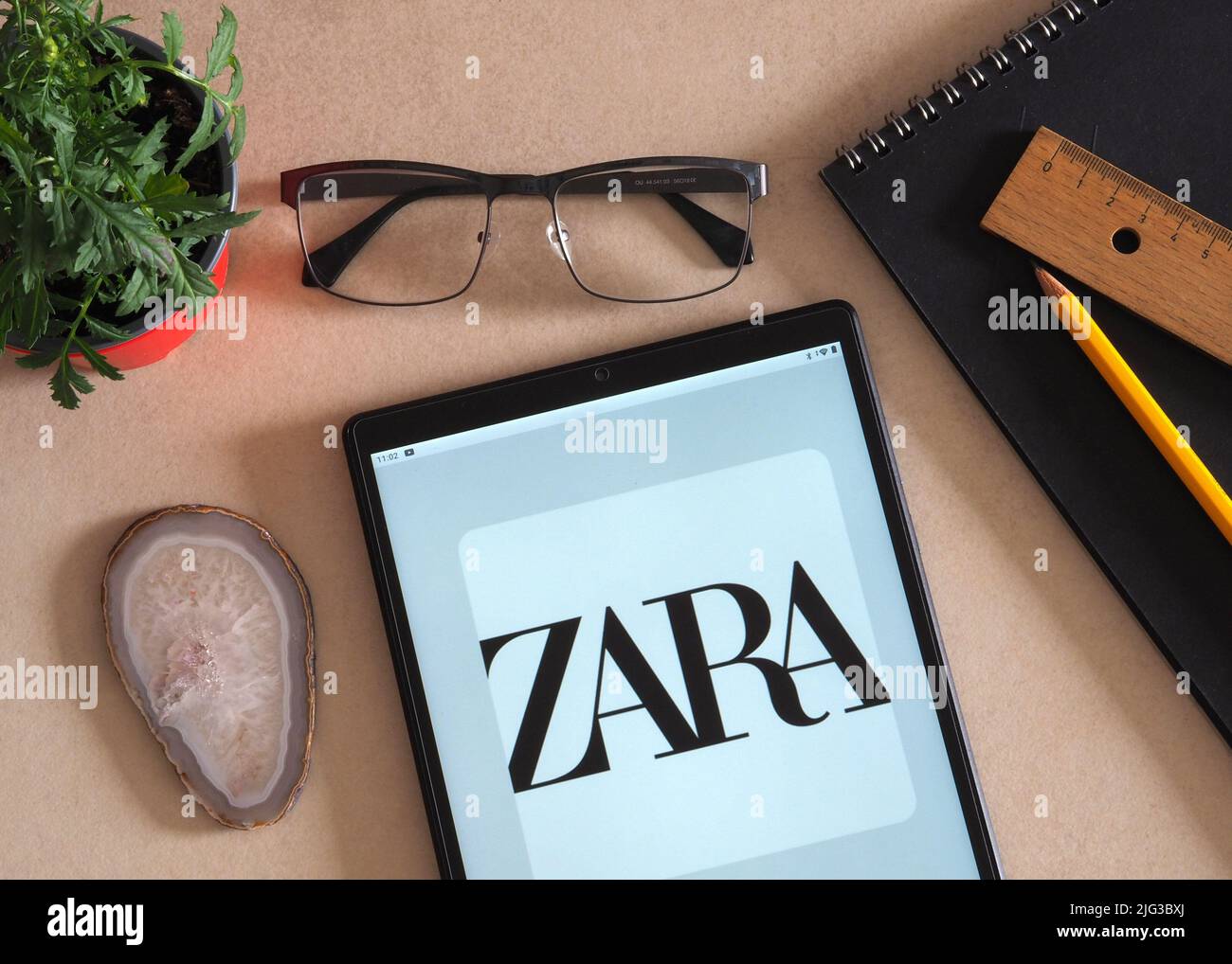 In dieser Abbildung sehen Sie das ZARA-Logo auf einem Tablet. Stockfoto