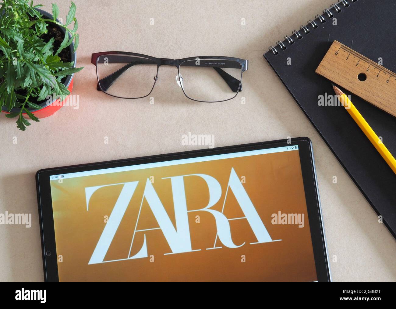 In dieser Abbildung sehen Sie das ZARA-Logo auf einem Tablet. Stockfoto
