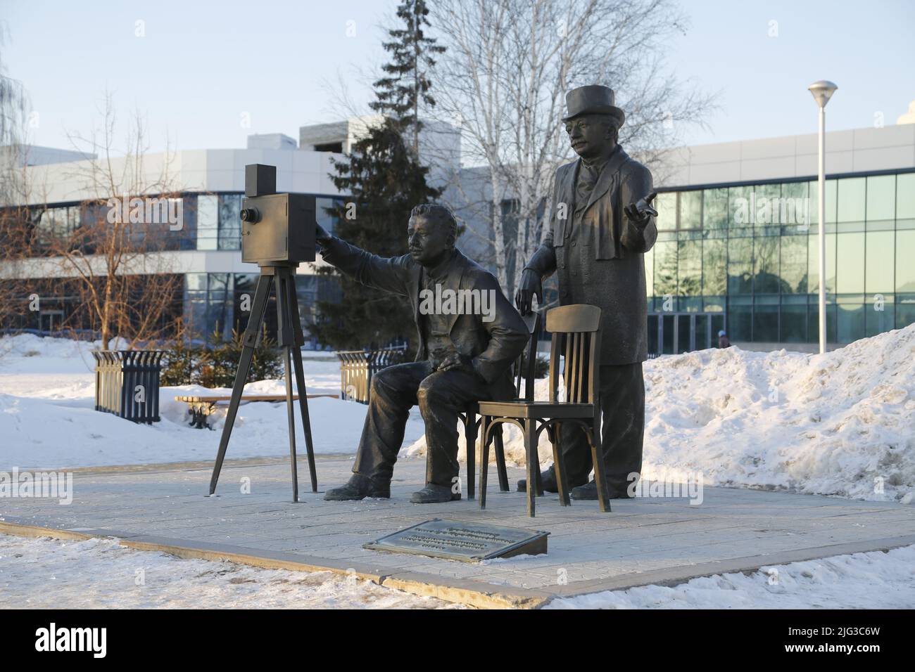 Bronzestatue der Brüder Lumière vor dem Kosmos-Kino in Ekaterinburg, Russland Stockfoto