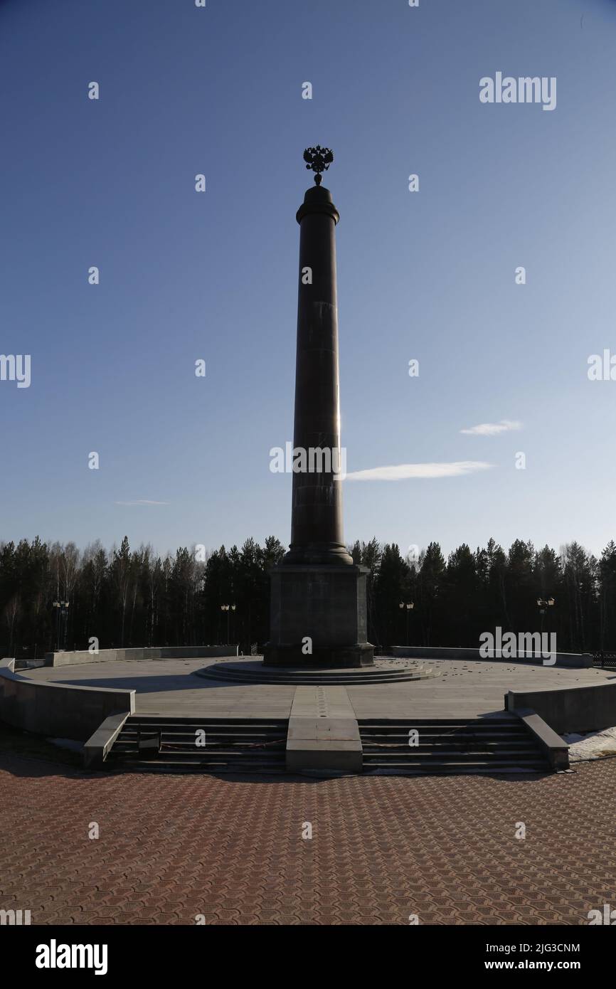 Monumentaler Obelisk an der Grenze zwischen Europa und Asien in einem Wald in der Nähe von Jekaterinburg, Russland Stockfoto