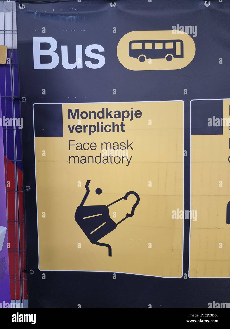 Niederländische Schilder mit Korona-Maßnahmen (Abstand, Gesichtsmaske erforderlich, etc.) am Busbahnhof des Flughafens Eindhoven in den Niederlanden Stockfoto