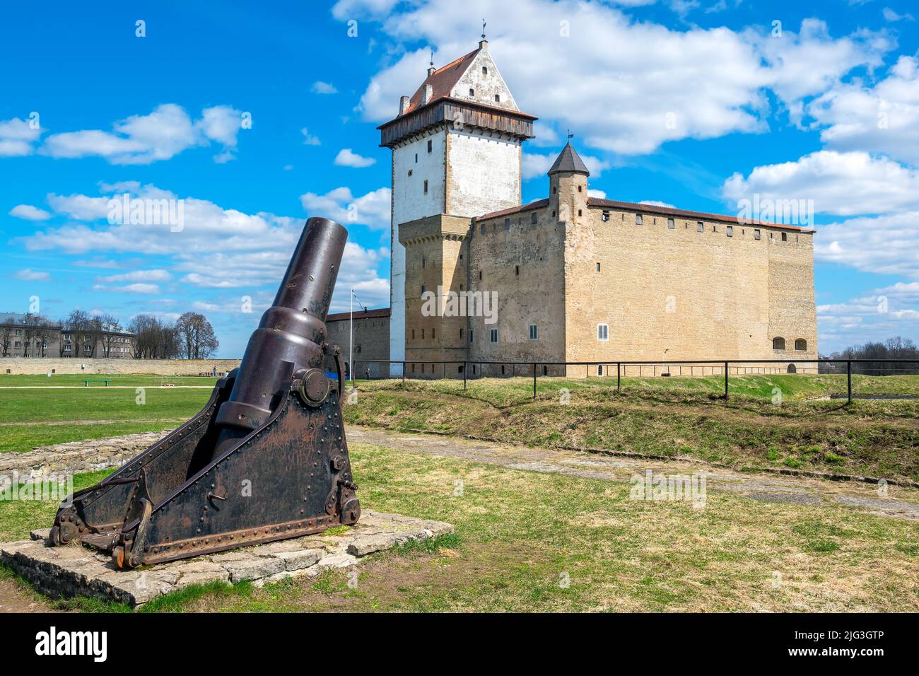 Alter Mörser und Hermann Schloss im Hof der Narva Festung. Narva, Estland, Baltische Staaten Stockfoto