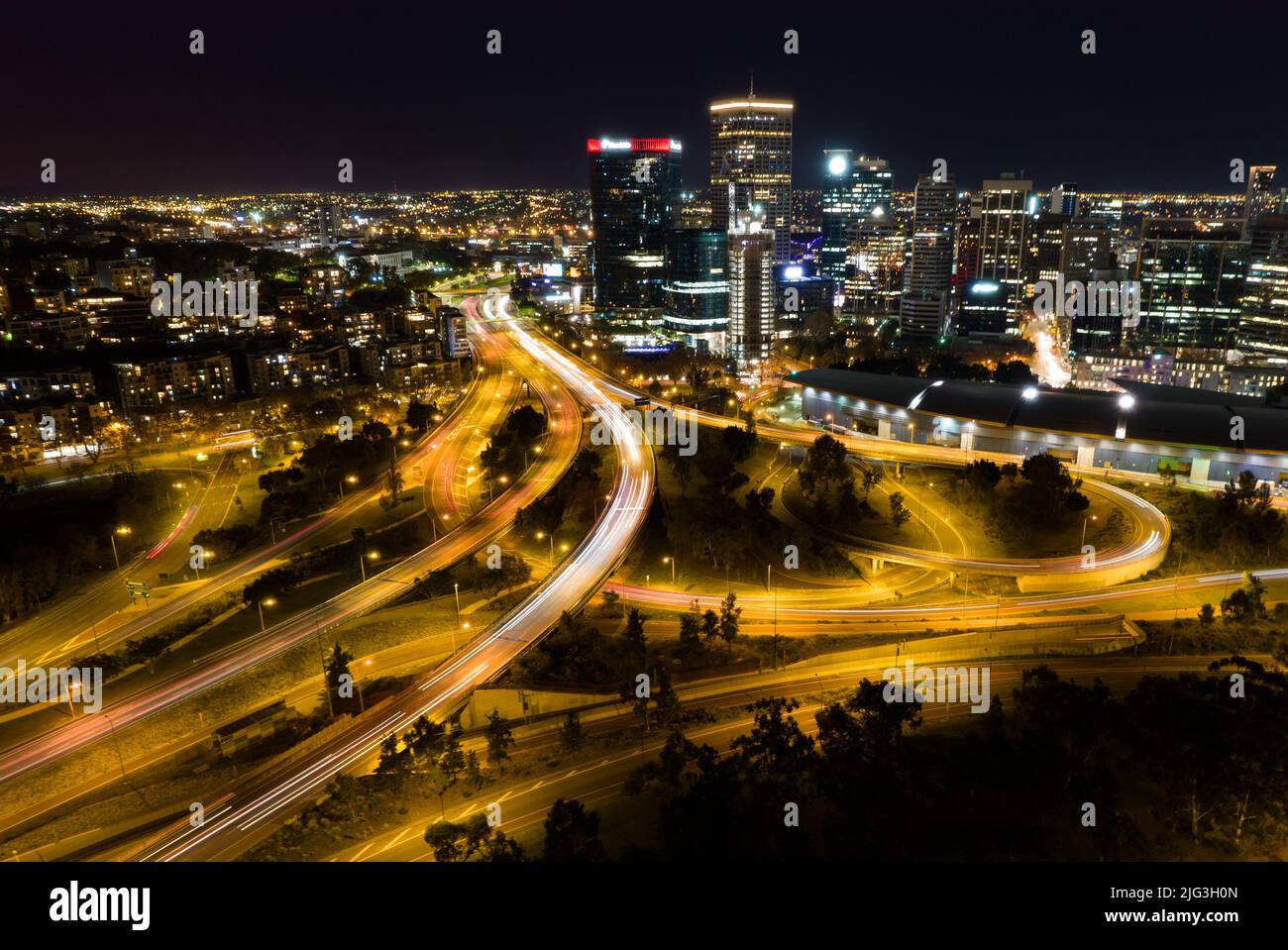 Lange Luftaufnahme der Stadt Perth bei Nacht, einschließlich des Autobahnverkehrs Stockfoto