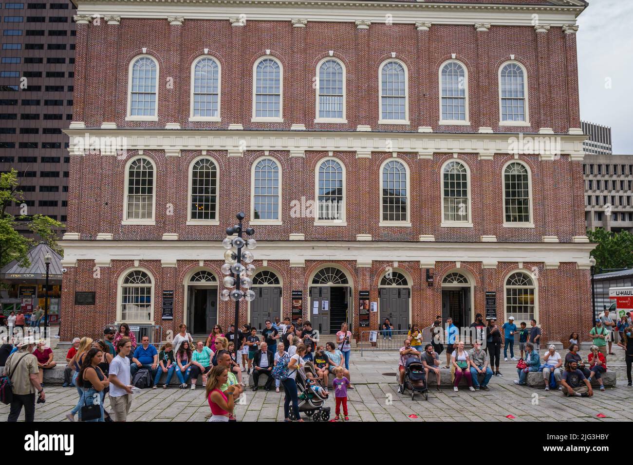 Boston, MA, USA, 11. Juni 2022: Touristen auf dem berühmten Faneuil Hall-Quincy Market Lebensmittelmarkt in der Innenstadt von Boston. Stockfoto