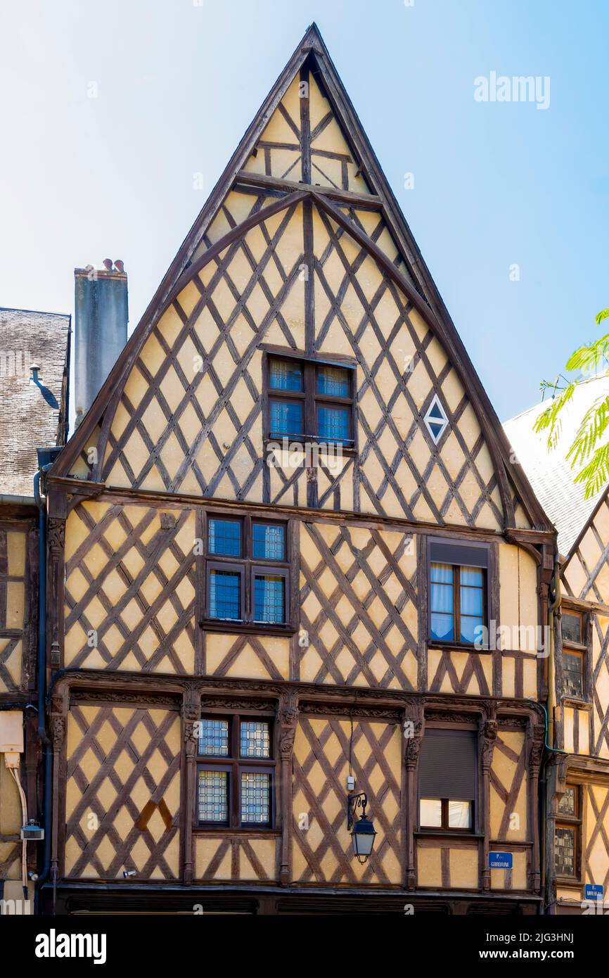 Wunderschönes Fachwerkhaus am Place Gordaine im historischen Zentrum von Bourges. Bourges Fachwerkhäuser, Departement Cher, Centre-Val de Loir Stockfoto