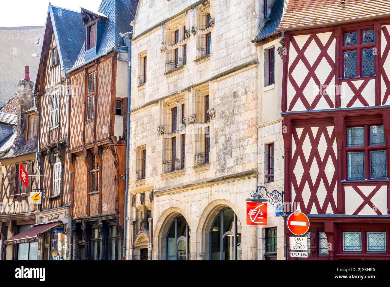 Wunderschönes Fachwerkhaus in der Rue Pelvoysin im historischen Zentrum von Bourges. Bourges Fachwerkhäuser, Departement Cher, Centre-Val de Loire Stockfoto