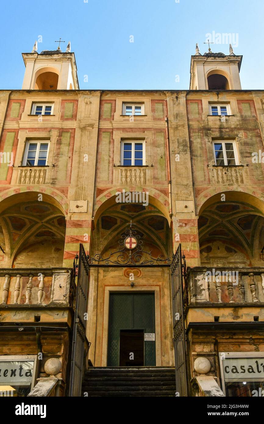 Blick auf die Chiesa di San Pietro in Banchi (1585), mit Blick auf die Piazza Banchi im historischen Zentrum von Genua, Ligurien, Italien Stockfoto
