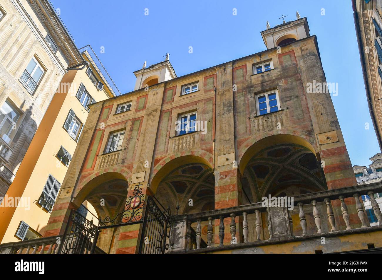 Blick auf die Chiesa di San Pietro in Banchi (1585), mit Blick auf die Piazza Banchi im historischen Zentrum von Genua, Ligurien, Italien Stockfoto