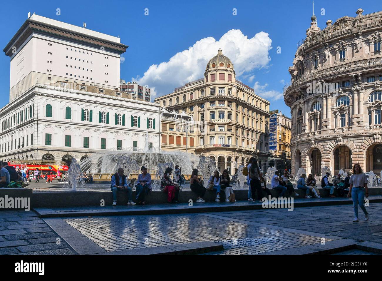 Touristen auf dem Piazza De Ferrari mit der ligurischen Akademie der Schönen Künste und den Börsenpalästen im Hintergrund, Genua, Ligurien, Italien Stockfoto
