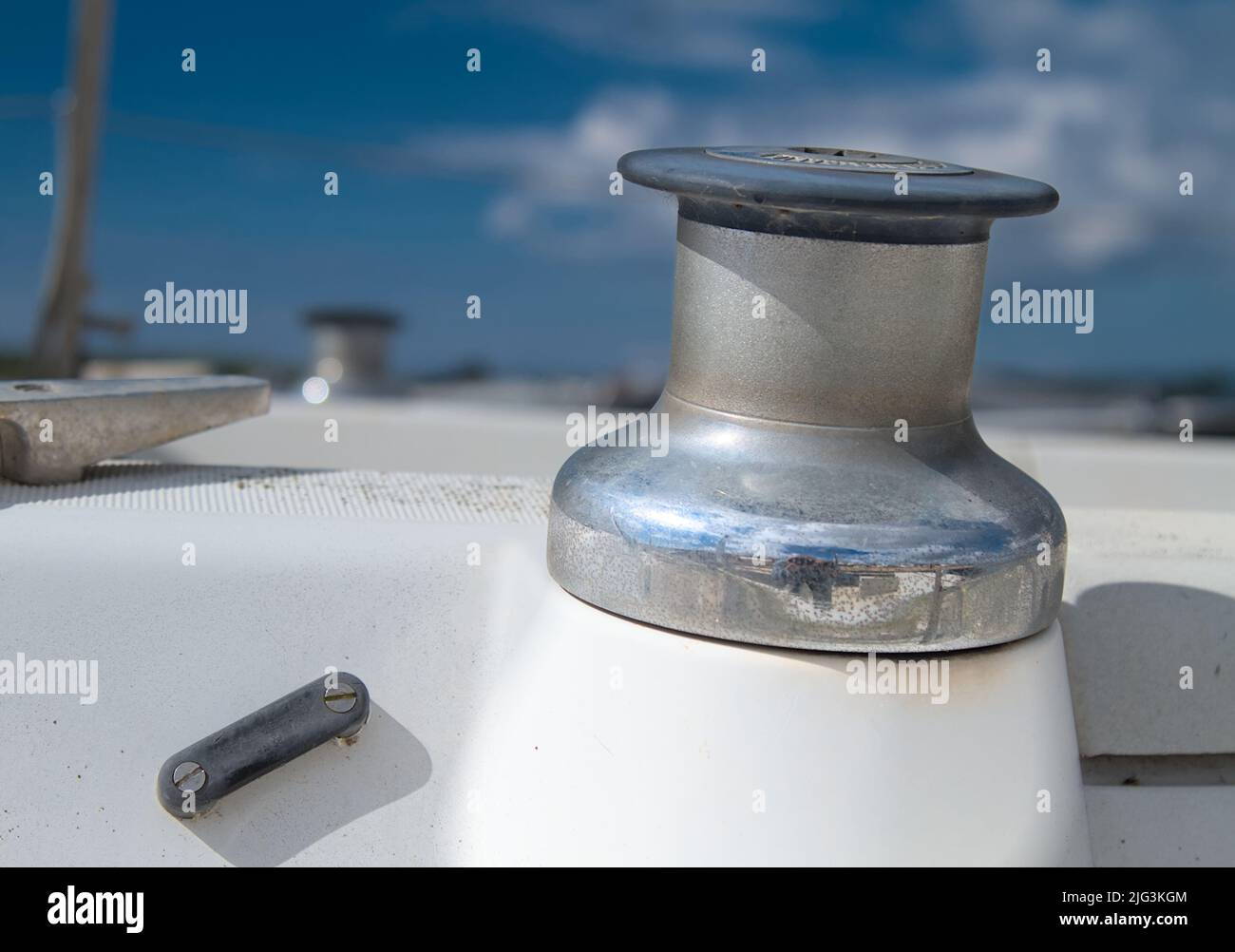 Veraltete manuelle Aluminium-Barlow-Schiffswinde auf Einem Glasfaser-Segelboot, Christchurch, Großbritannien Stockfoto