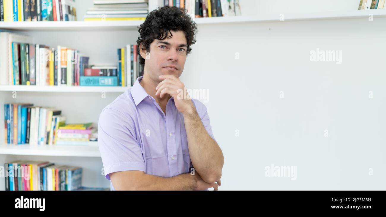 Sympathischer kaukasischer Geschäftsmann mit schwarzen Haaren im Büro Stockfoto